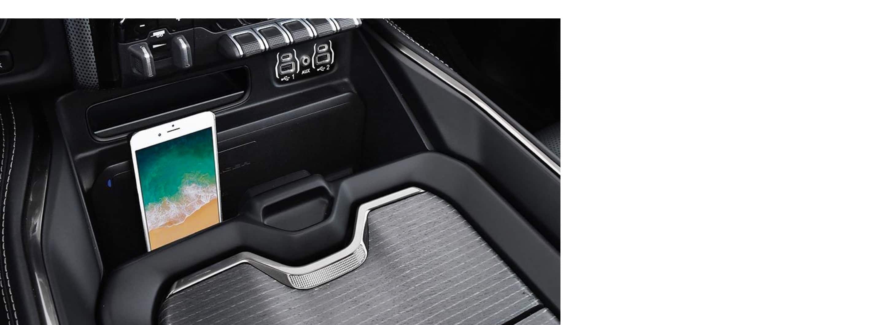 Un smartphone guardado en la consola central de la Ram Chassis Cab 2020.
