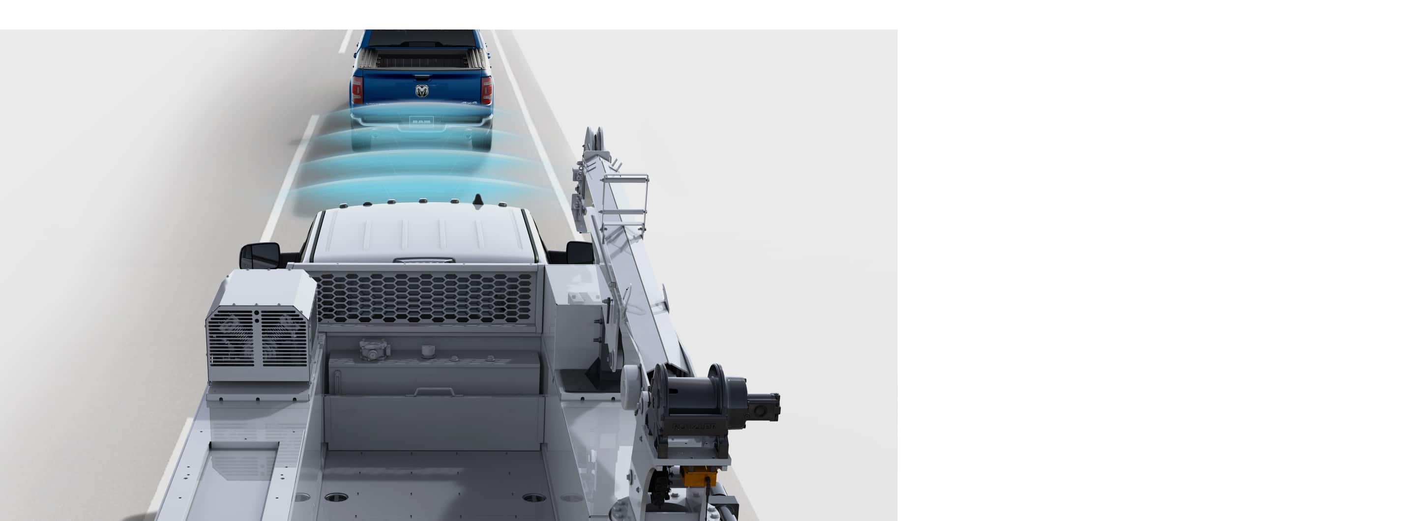 Ilustración del área controlada por los sensores entre la Ram Chassis Cab 2020 y el vehículo que circula adelante.