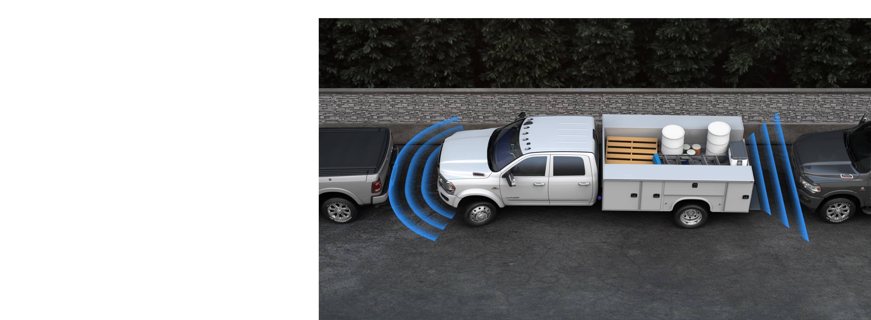 Ilustración del área por delante y por detrás de una Ram Chassis Cab 2020 que detecta vehículos/objetos mientras está estacionada en paralelo.