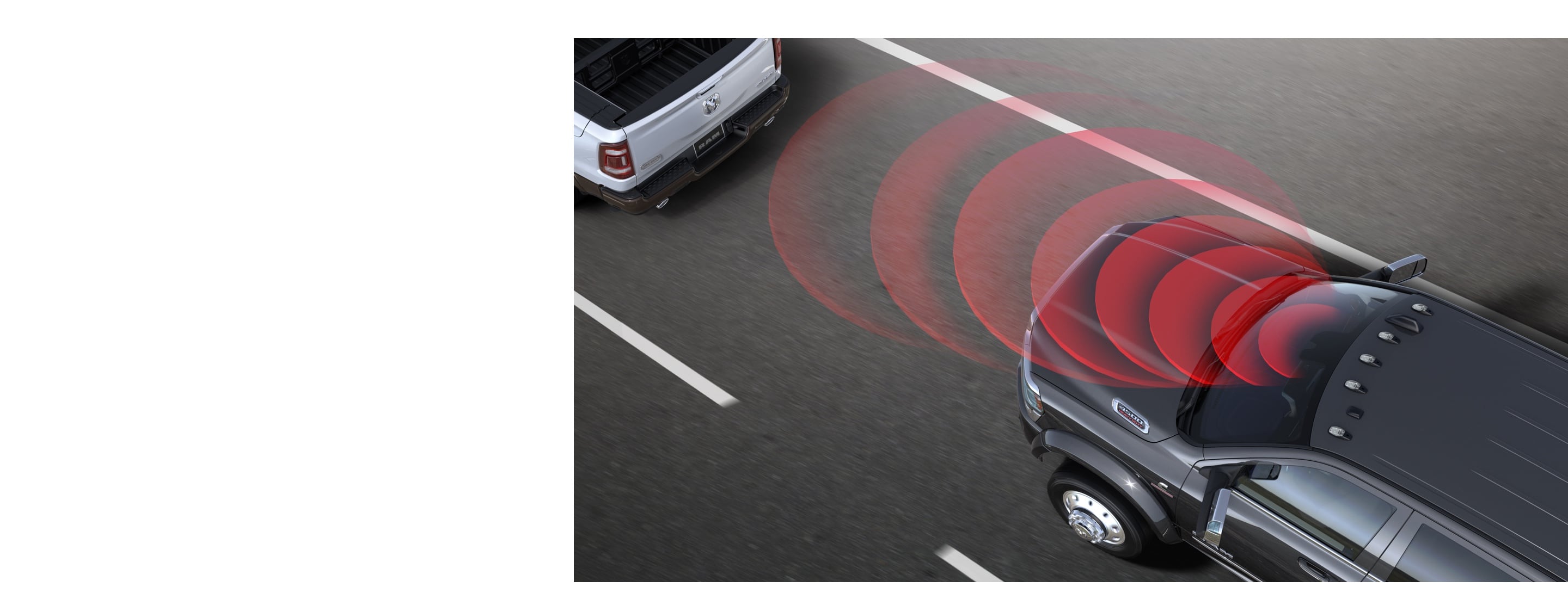 Ilustración del área controlada por los sensores en la parte delantera de una Ram Chassis Cab 2020, que detectan un vehículo adelante.