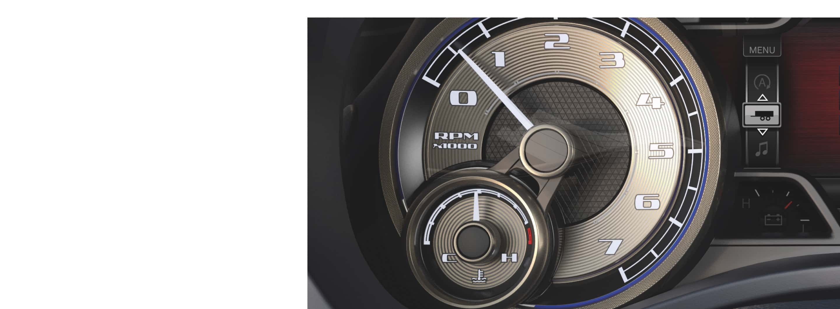 El panel de instrumentos de la Ram Chassis Cab 2020 con indicadores que muestran las RPM y la temperatura del motor.