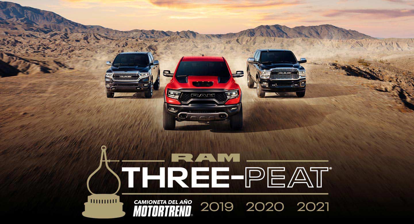 Vista superior de tres camionetas Ram 2021: una Ram 1500 Limited, Ram 1500 TRX y Ram 2500 Limited. Logo de Ram ganadora por tercera vez, camioneta del año 2019, 2020, 2021 de MotorTrend.