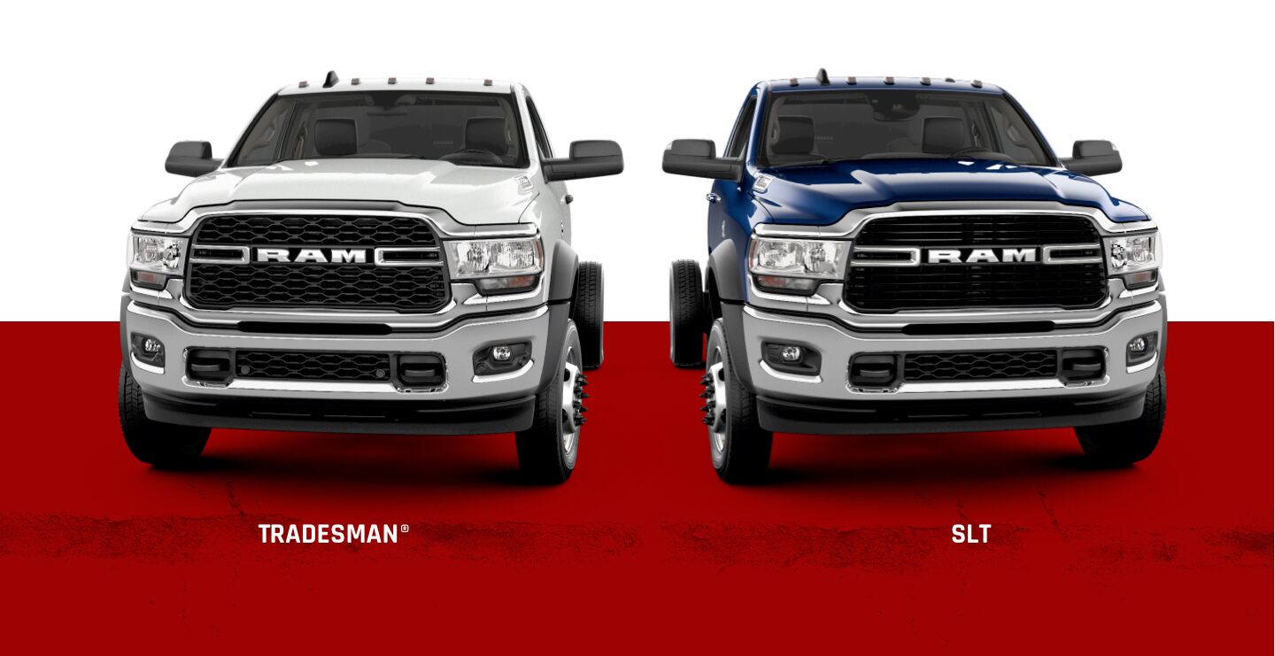 Una imagen deslizante que muestra dos versiones de la Ram Chassis Cab 2021: Tradesman y SLT.