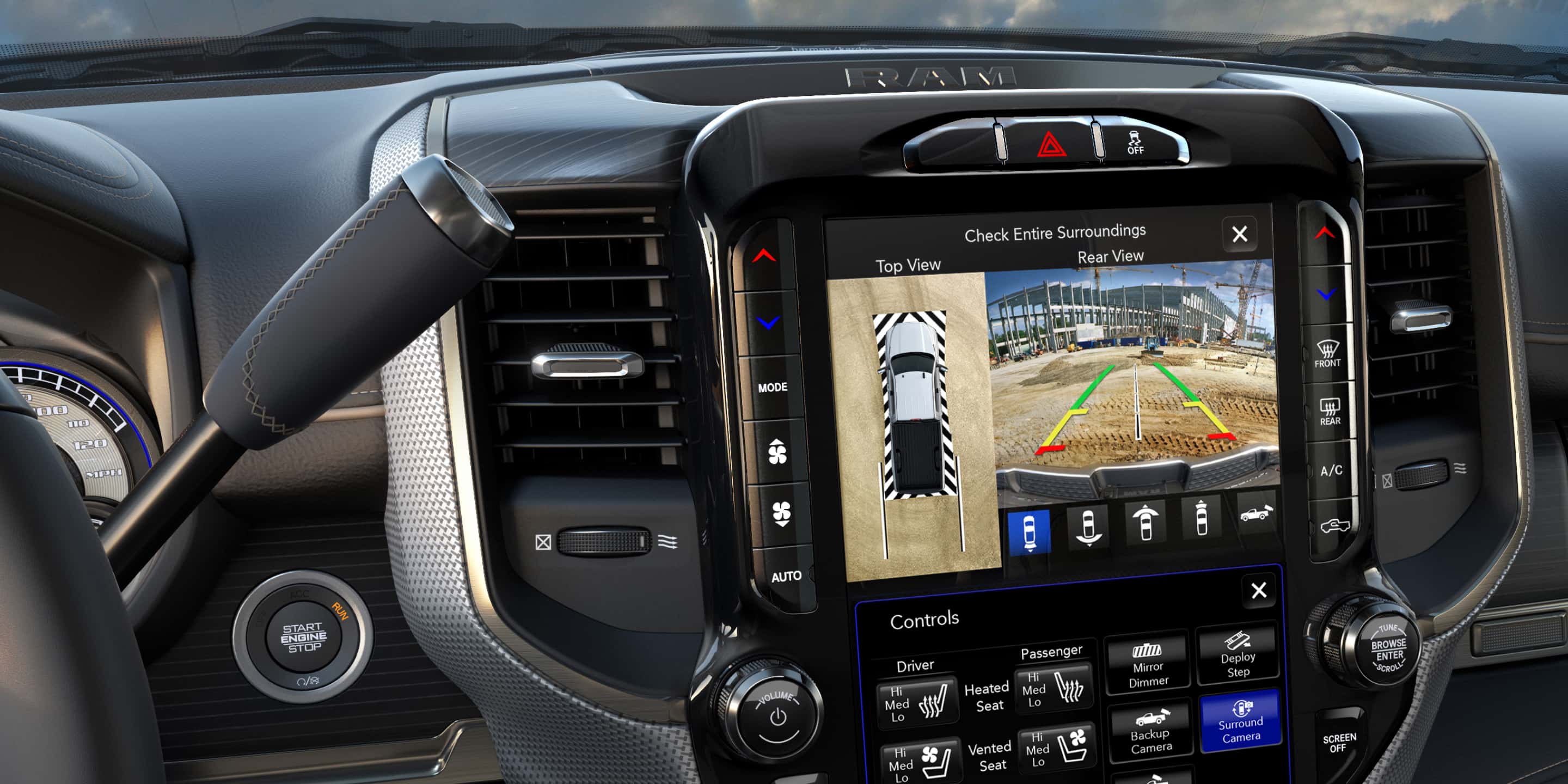 Primer plano de la pantalla táctil Uconnect en la Ram 2500 2021 donde se ve el vehículo visto de arriba y el área detrás del vehículo cortesía de la cámara de visión del entorno.