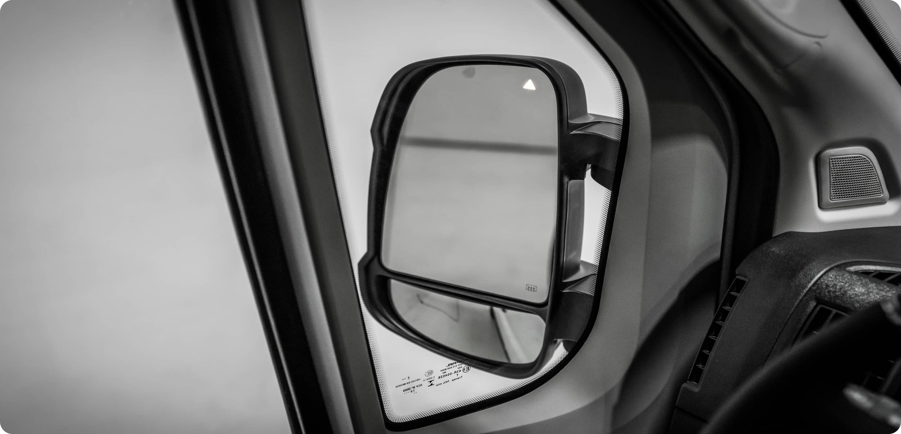 Se muestra un primer plano del espejo exterior del lado del conductor de la Ram ProMaster 2021.