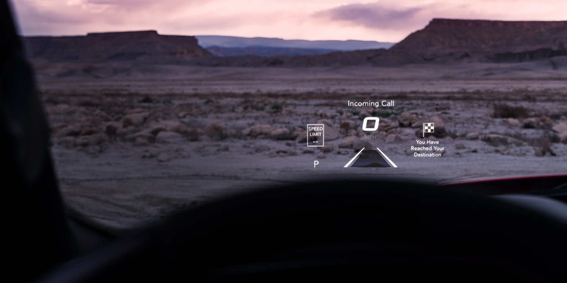 La pantalla frontal en el parabrisas de la Ram 1500 TRX 2021, donde se ve la velocidad actual, el límite de velocidad y la información de navegación.