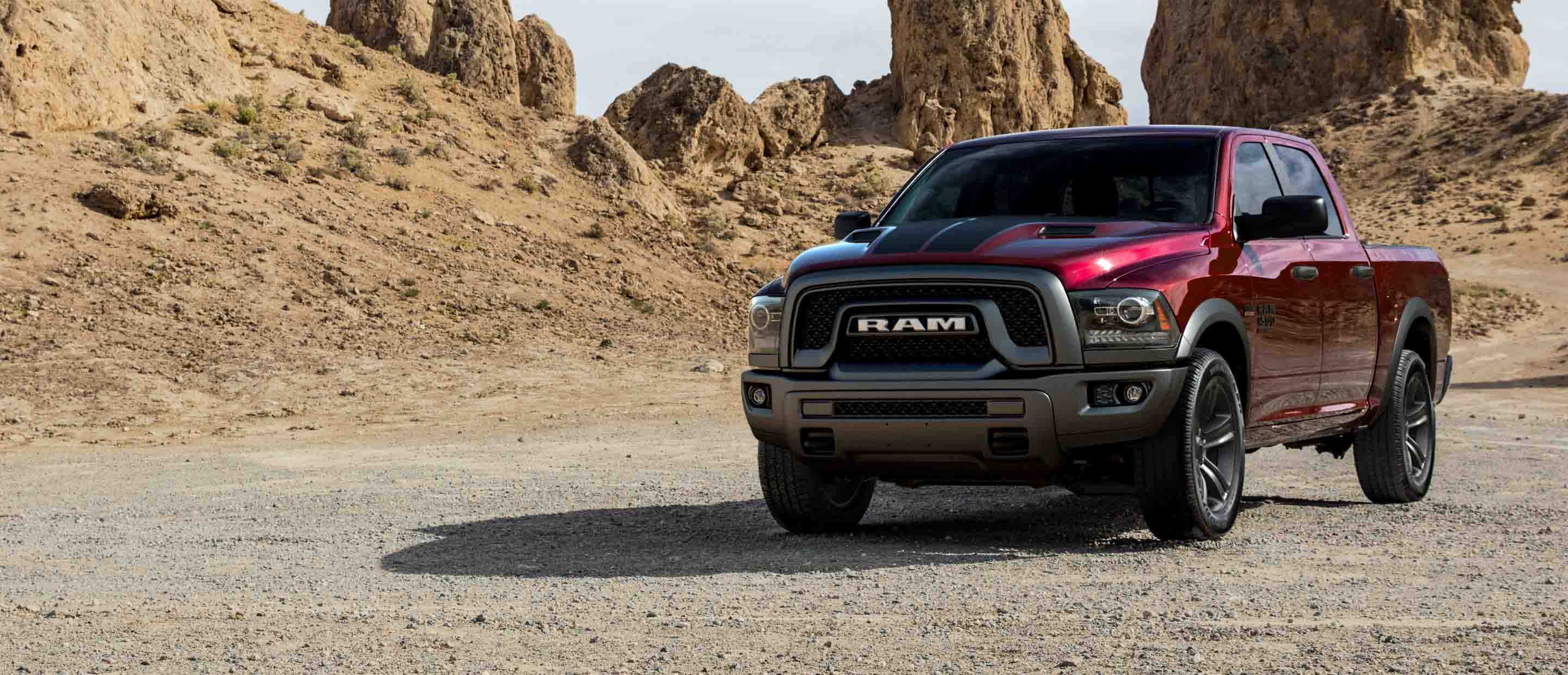 La Ram 1500 Classic 2022 estacionada en un camino serpenteante del desierto, con afloramientos rocosos a la distancia.