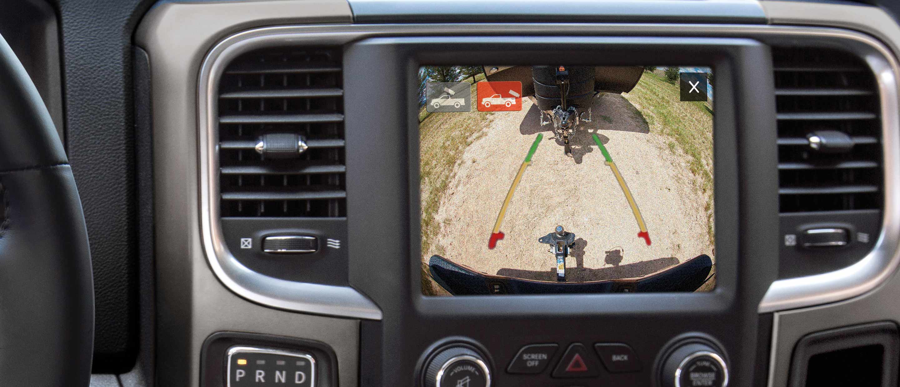 La pantalla táctil Uconnect en la Ram 1500 Classic 2022 con la cámara de visión del enganche seleccionada, que muestra el enganche del remolque cuando la camioneta retrocede hacia un remolque.