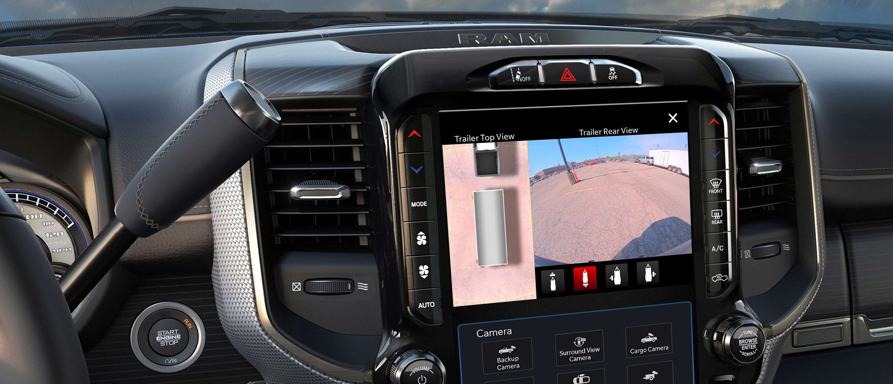 La pantalla táctil de la Ram Chassis Cab 2022, mostrando una visualización dividida, con la vista superior del remolque y la vista trasera del remolque de la cámara de visión del entorno.