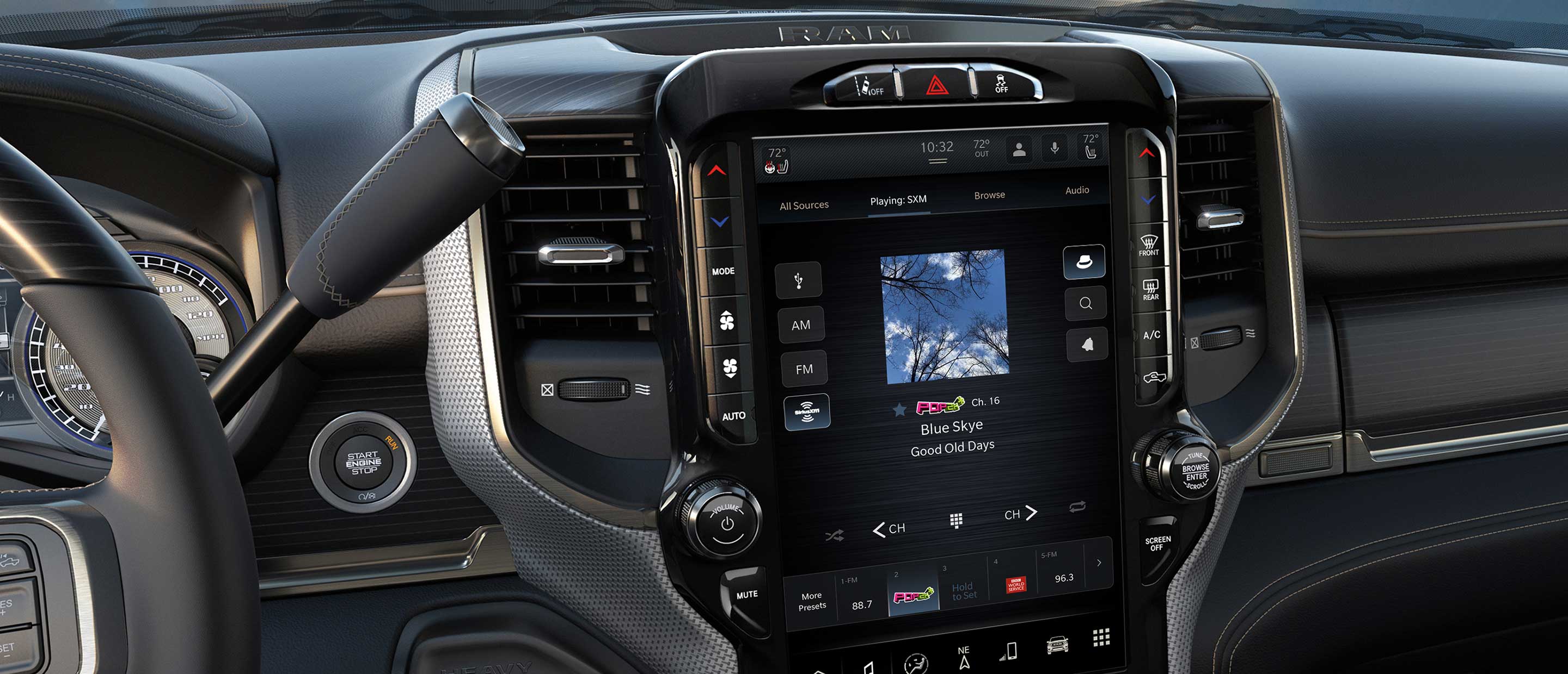 La pantalla táctil de Uconnect en la Ram Chassis Cab 2022, mostrando una selección de música en la pantalla SiriusXM.