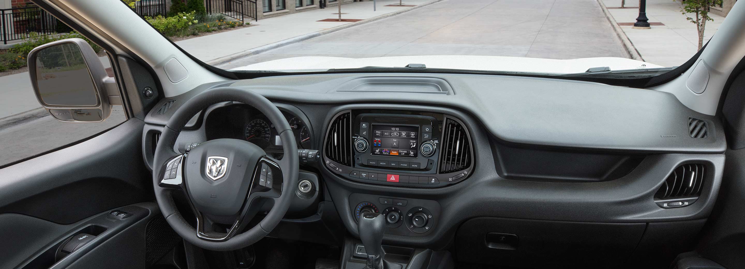 El interior de la Ram ProMaster City 2022, que hace foco en el volante, el tablero, la pantalla táctil y los controles de cambio.
