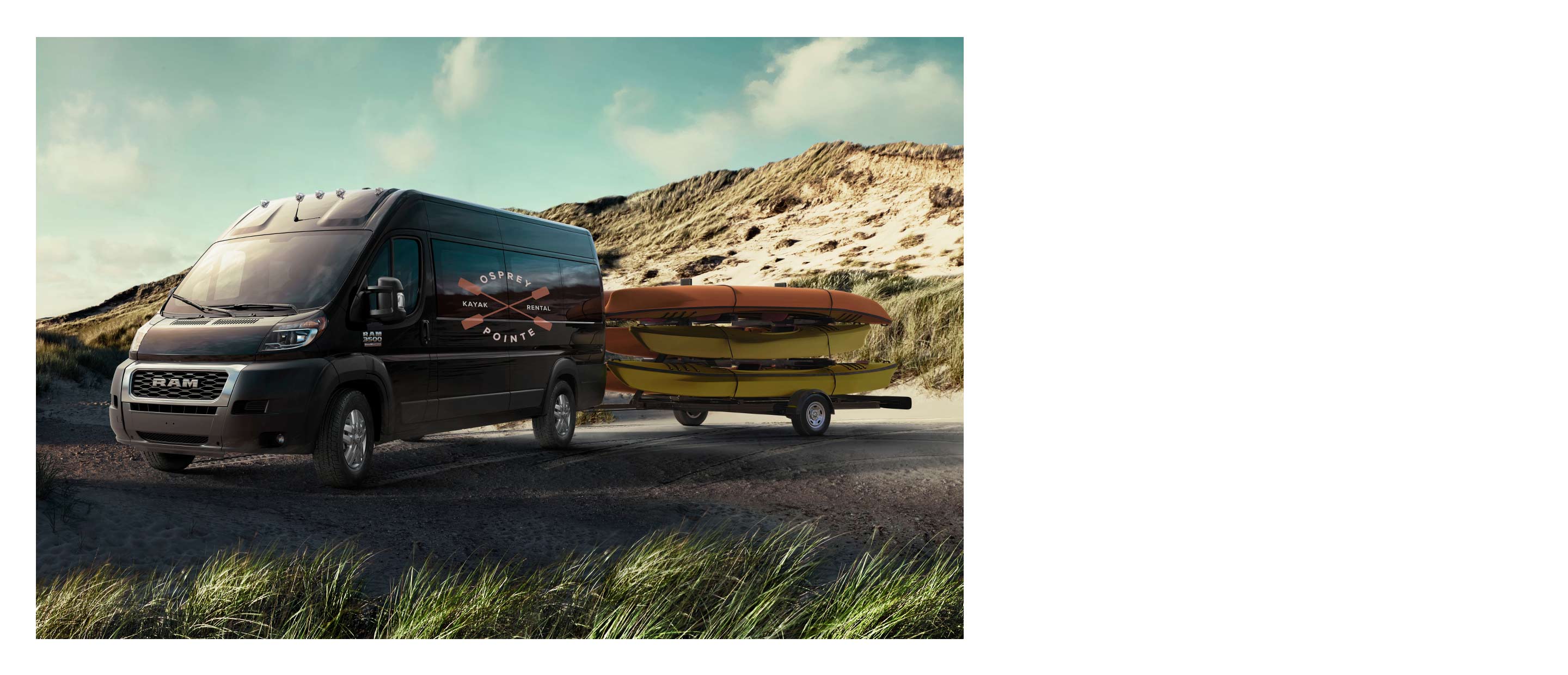 La Ram ProMaster 2022 remolca una plataforma que lleva una carga de cinco kayaks.