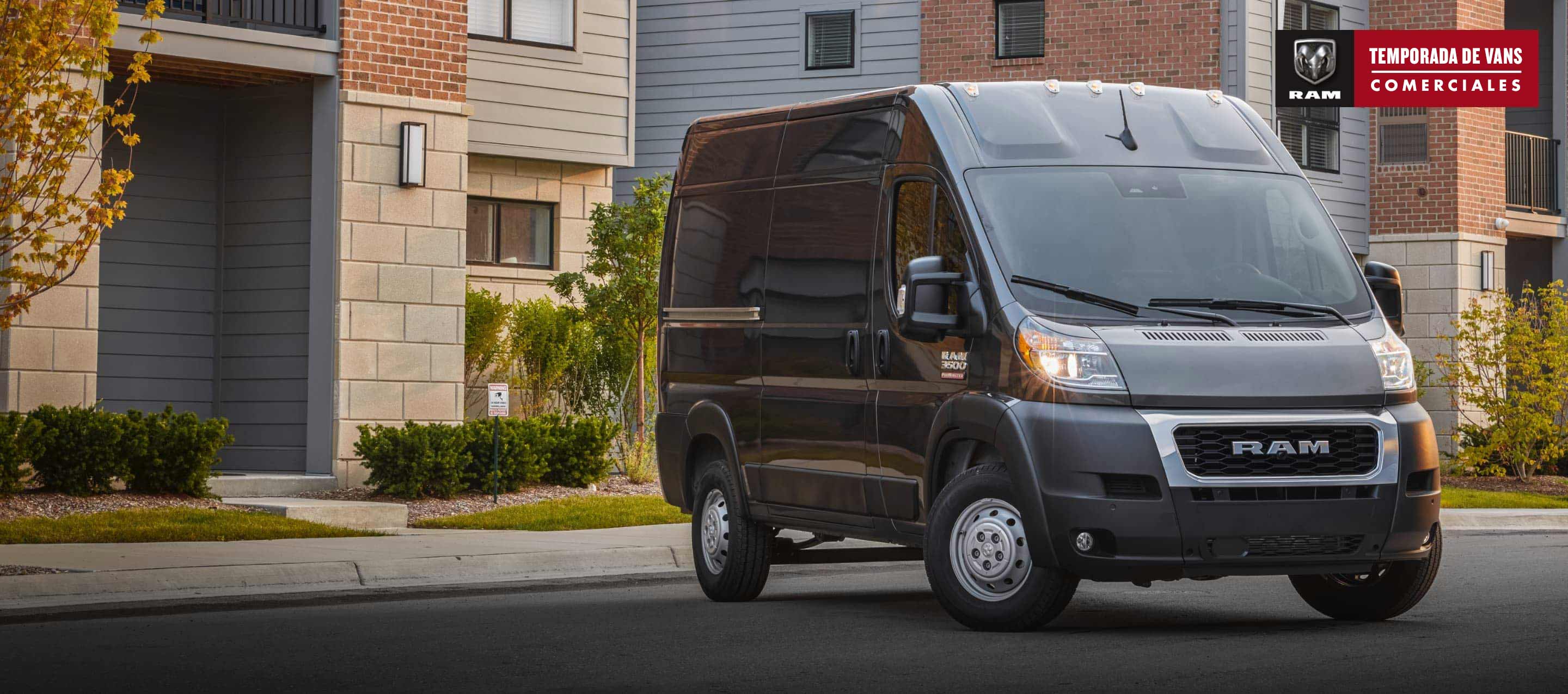 Temporada de vans comerciales de Ram. La Cargo Van Ram ProMaster 3500 2022 estacionada en una calle residencial.