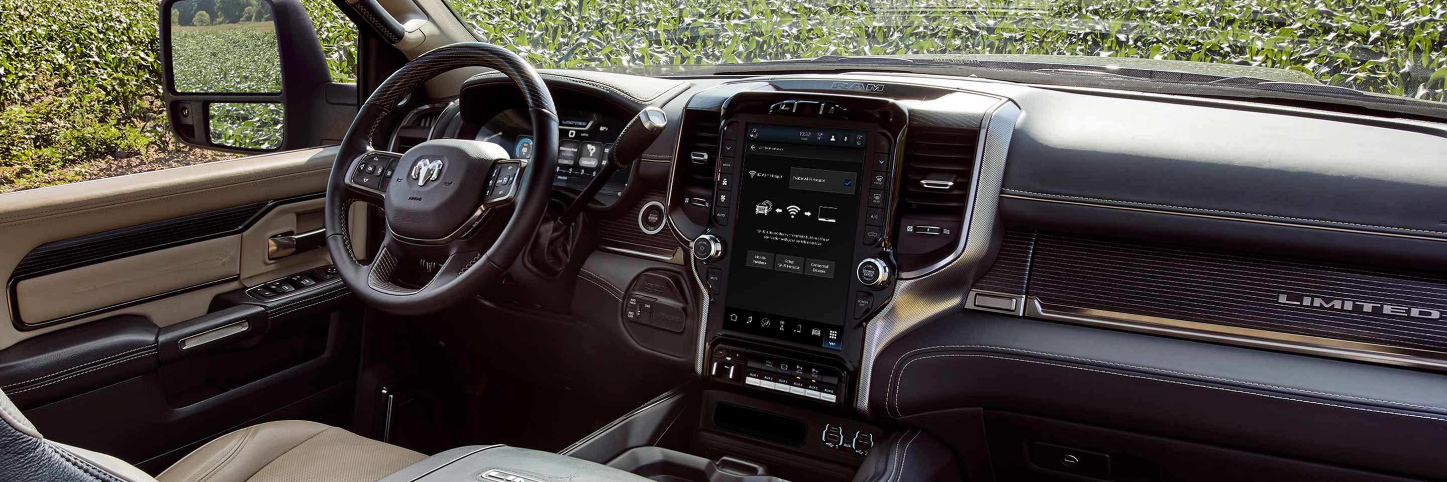 El interior de la Ram Chassis Cab 2023, con especial énfasis en el volante, la pantalla táctil, los controles de la consola central y el tablero.