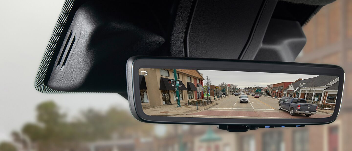 Espejo retrovisor digital de la Ram ProMaster 2023, que muestra el área detrás de la van con un ícono de cámara de video en la esquina del espejo para indicar que la cámara está encendida.