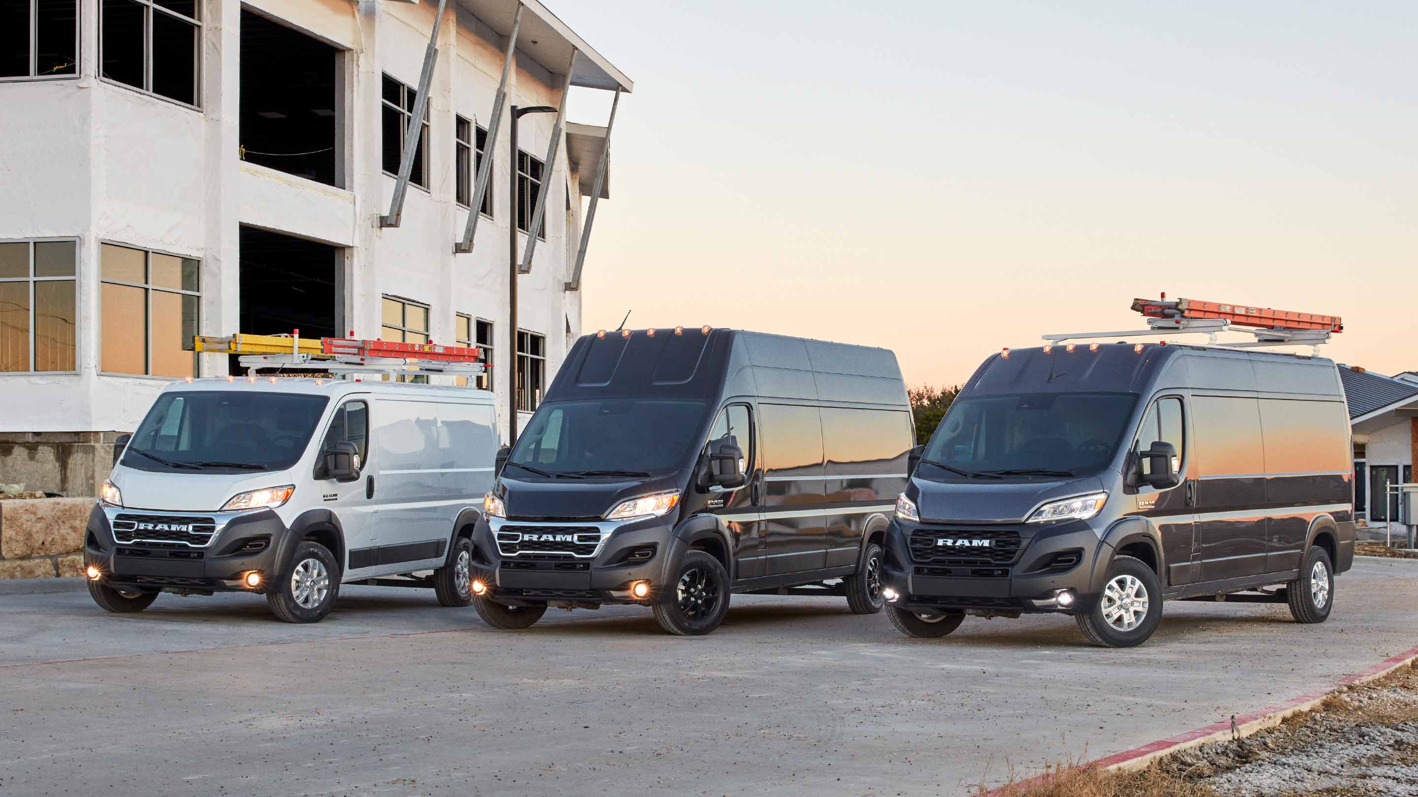 Una línea de tres vans Ram ProMaster 2023: una Cargo Van 1500, una Cargo Van Super High Roof 3500 y una Cargo Van High Roof 2500/3500.