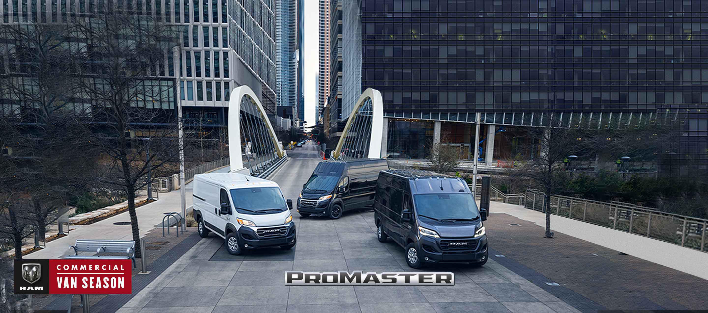Temporada de la van comercial de Ram. Una línea de modelos Ram ProMaster 2023, de izquierda a derecha: la Cargo Van Ram ProMaster 1500, la Cargo Van High Roof Ram ProMaster 3500 y la Cargo Van Super High Roof Ram ProMaster 2500.