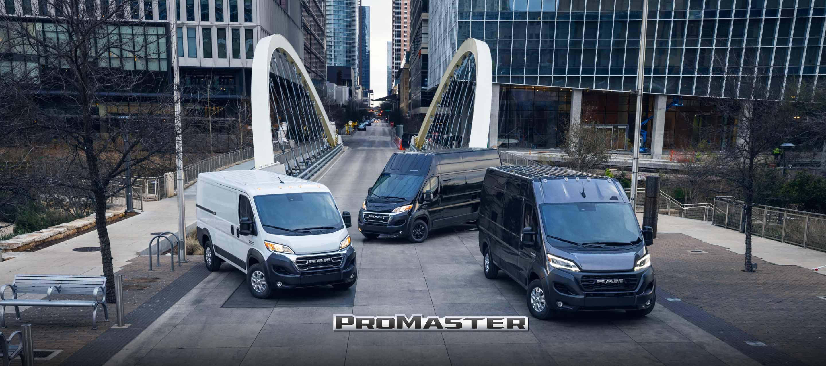 Una línea de modelos Ram ProMaster 2023, de izquierda a derecha: la Cargo Van Ram ProMaster 1500, la Cargo Van High Roof Ram ProMaster 3500 y la Cargo Van Super High Roof Ram ProMaster 2500.