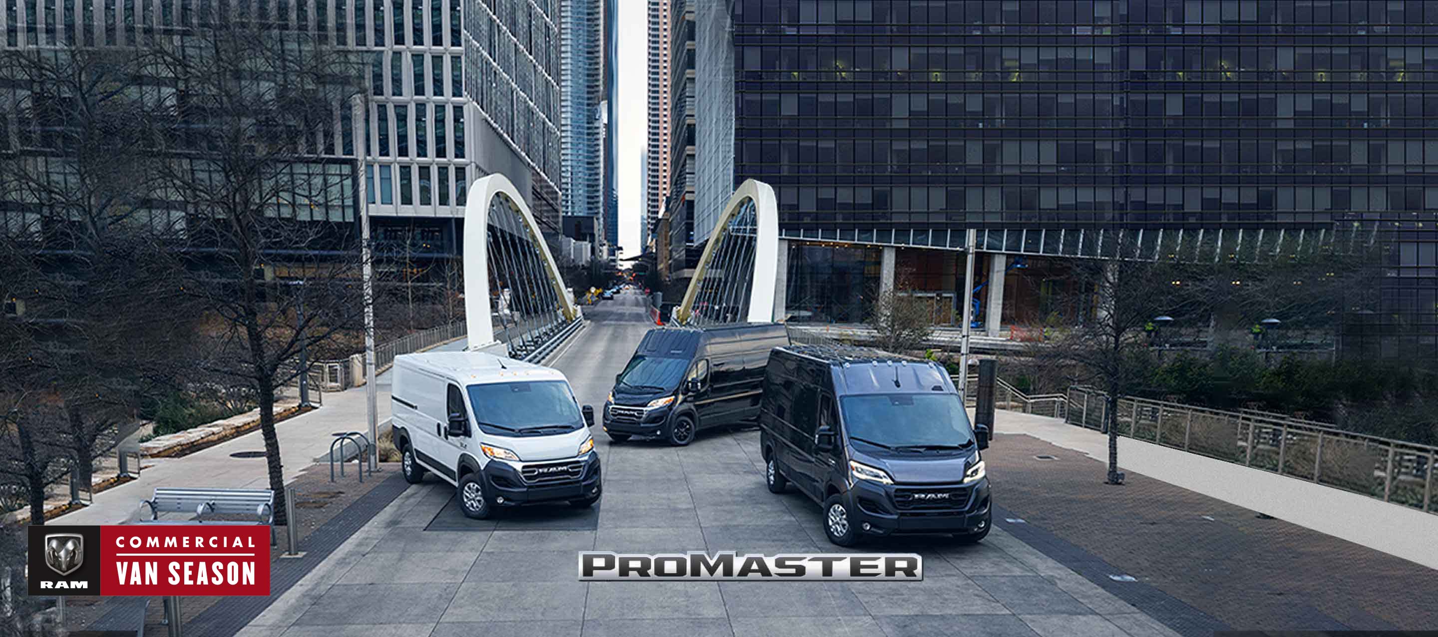 Una línea de modelos Ram ProMaster 2023, de izquierda a derecha: la Ram ProMaster 1500 Cargo Van, la Ram ProMaster 3500 High Roof Cargo Van y la Ram ProMaster 2500 Cargo Van Super High Roof. Vehículos comerciales Ram.