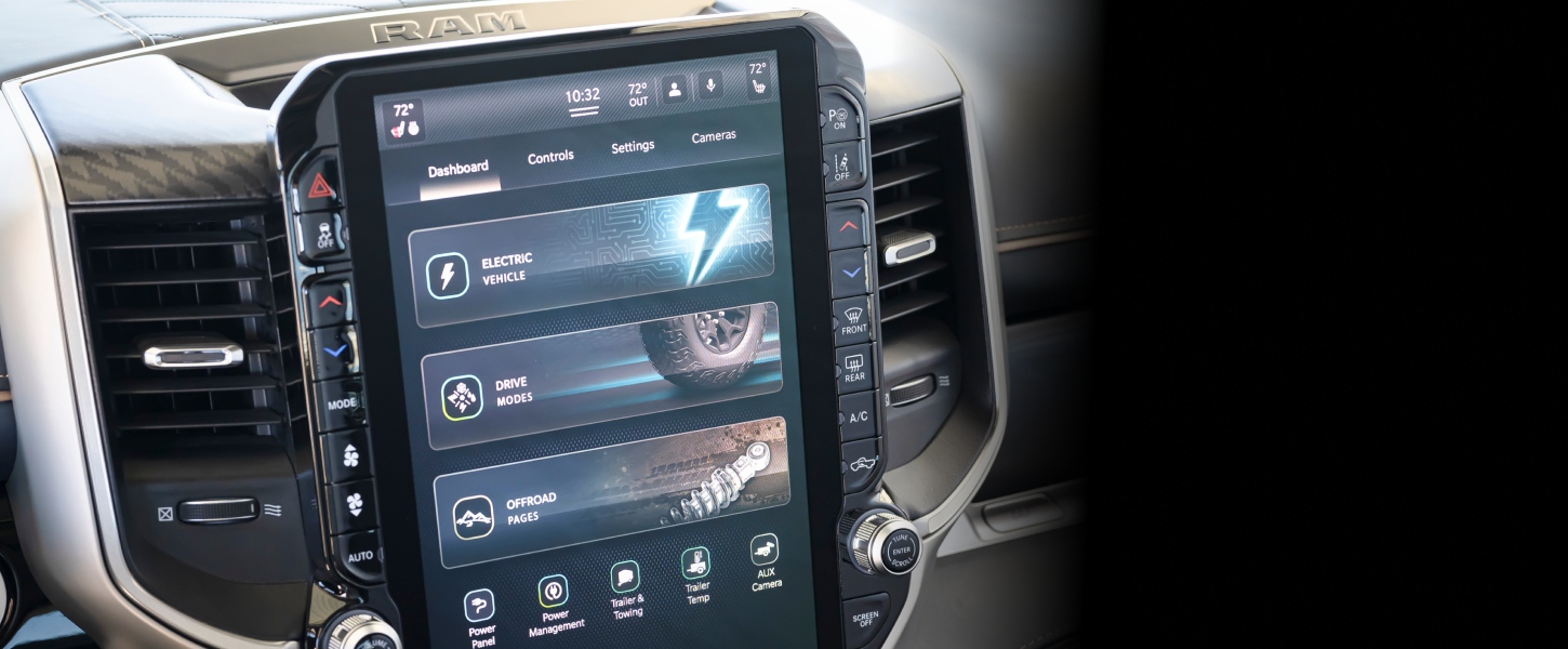 La pantalla táctil Uconnect en una Ram 1500 Rev Crew Cab 2027 que muestra el tablero del sistema, incluidas las selecciones para vehículos eléctricos, modos de conducción y páginas todoterreno.