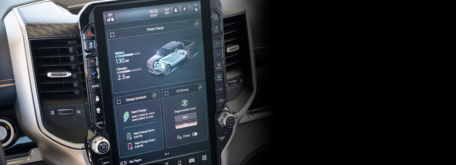Pantalla táctil Uconnect en la Ram 1500 Rev Tungsten 2025, en la que se exhiben los niveles de carga, el cronograma de carga y el nivel de regeneración.
