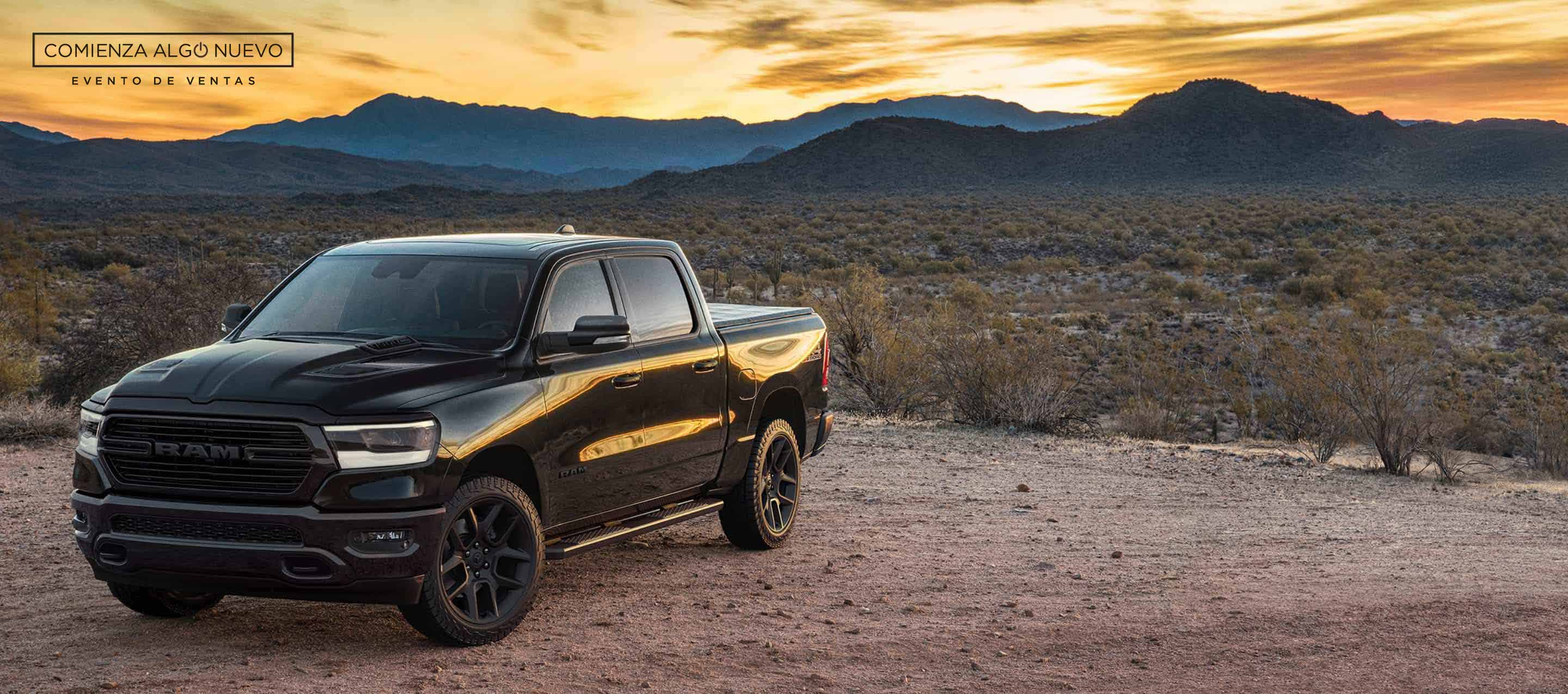 Una Ram 1500 Laramie Crew Cab 2024 negra en el desierto. El evento de ventas “Comienza algo nuevo”.