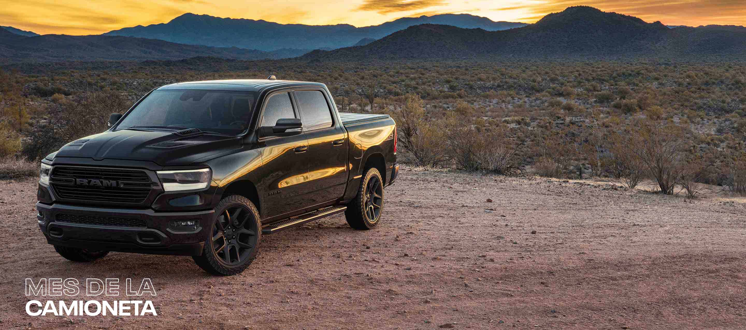 Una Ram 1500 Laramie Crew Cab 2024 negra en el desierto. Evento de ventas Mes de las camionetas.