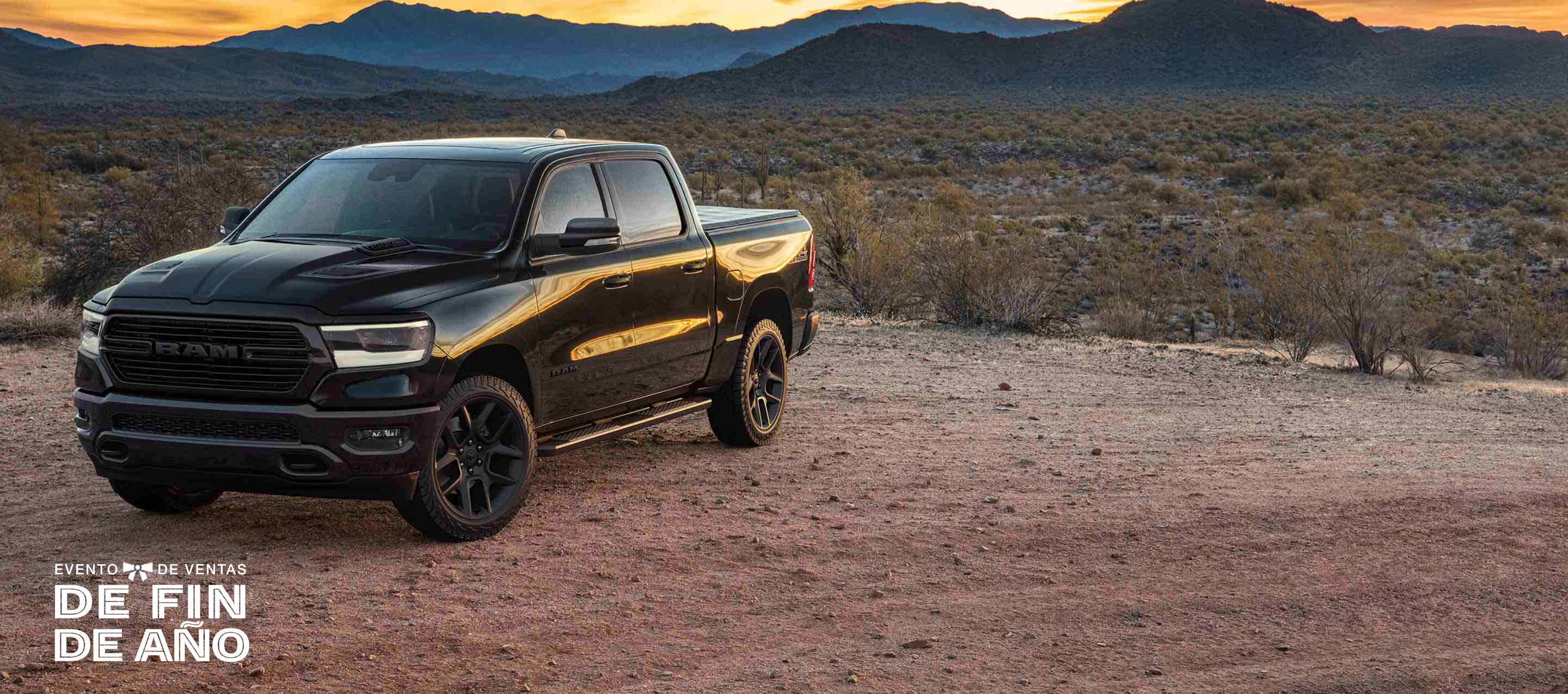 Una Ram 1500 Laramie Crew Cab 2024 negra en el desierto. El evento de ventas Fin de año.