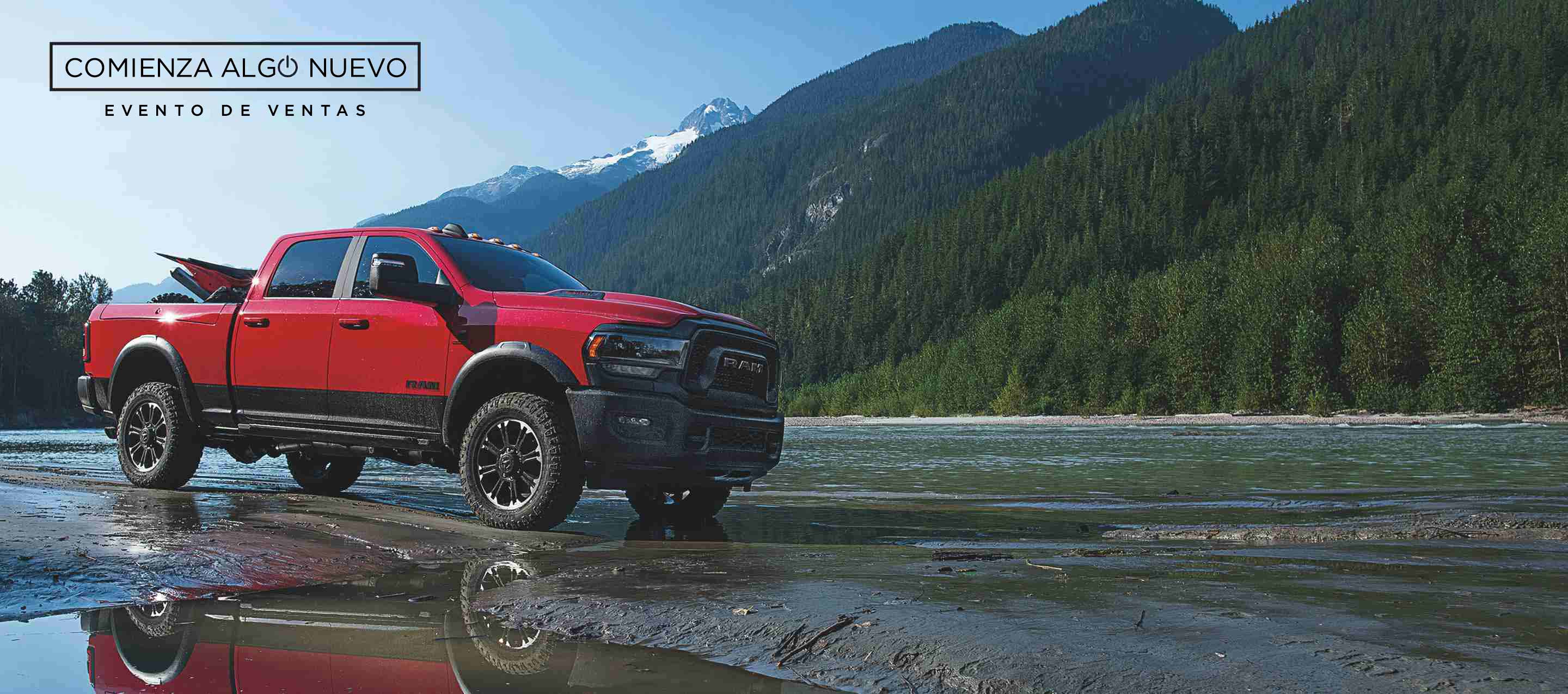 Una Ram 2500 Power Wagon Crew Cab 2024 azul encarando una curva en una carretera de montaña. El evento de ventas Fin de año.