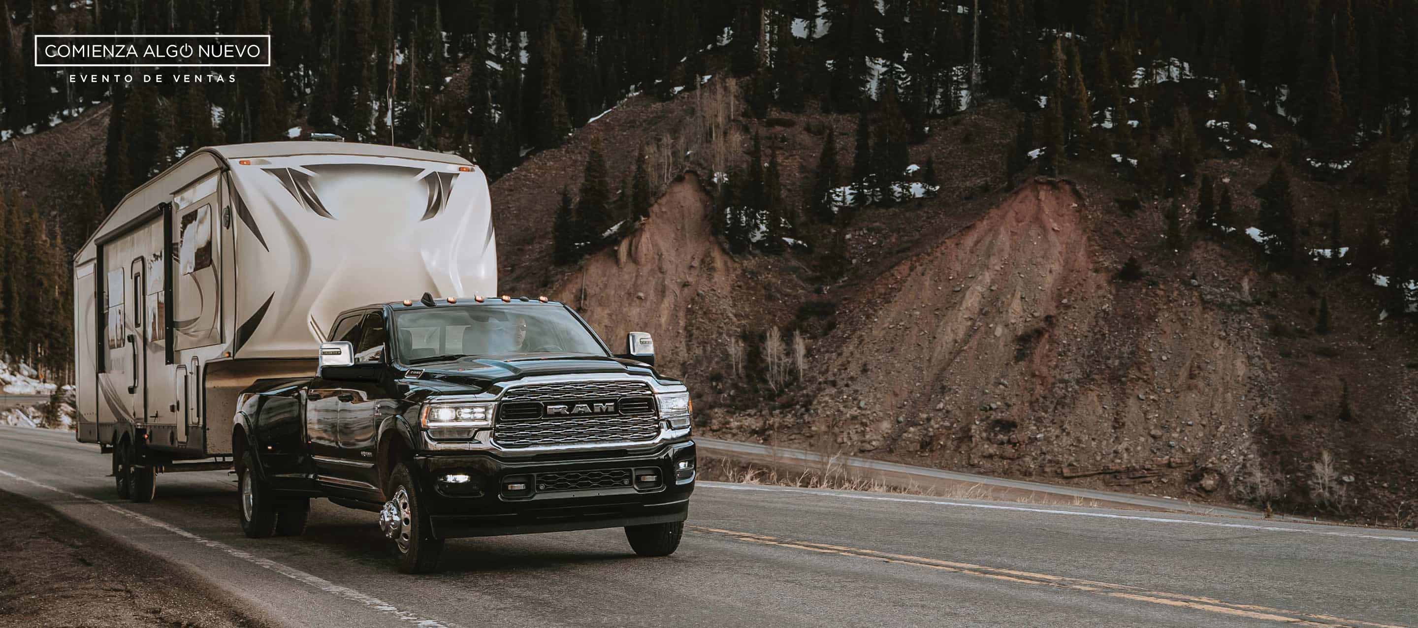 Una Ram 3500 Limited Crew Cab 2024 circulando por una carretera, acarreando un remolque de viaje de quinta rueda. El evento de ventas “Comienza algo nuevo”.