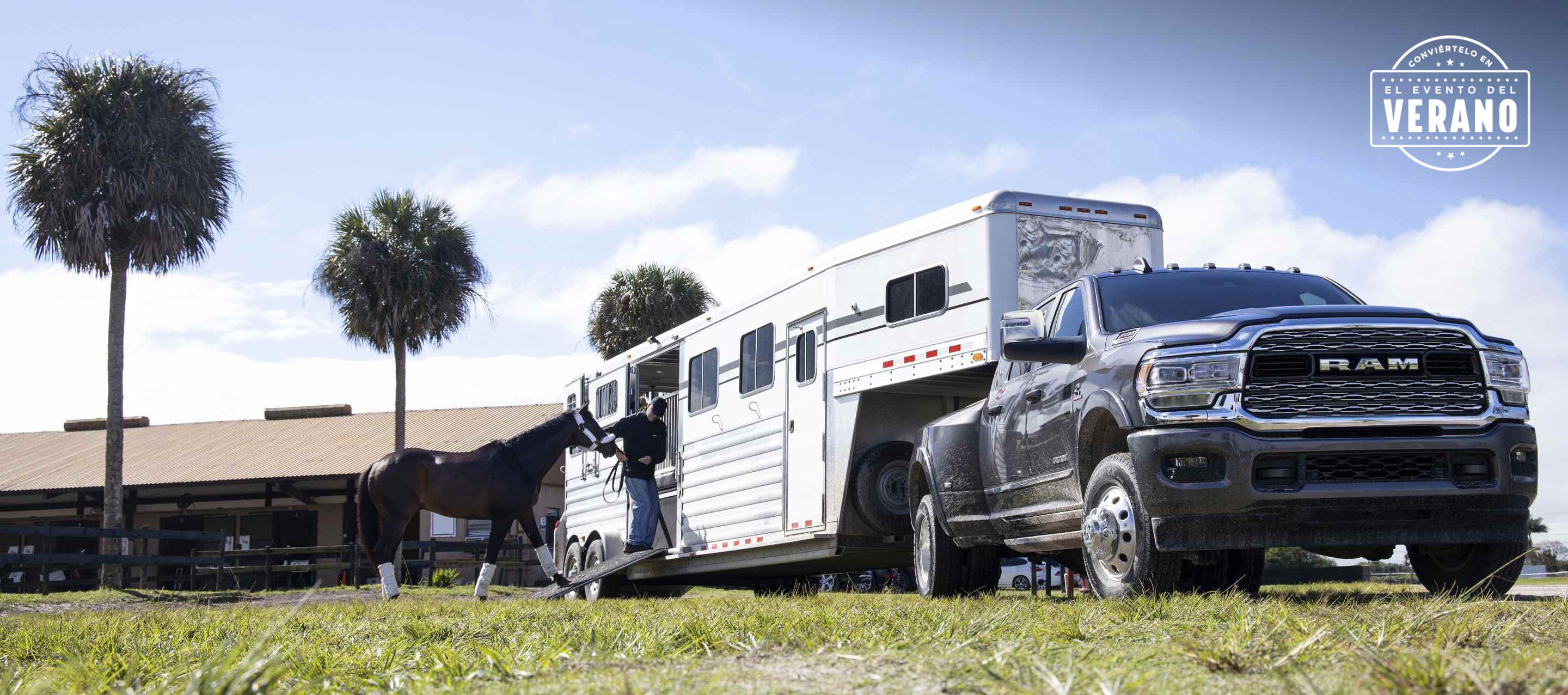 Una Ram 3500 Limited Crew Cab 2024 acarreando un remolque de caballo con un hombre que dirige el caballo hacia el interior del remolque. Conviértelo en el evento del verano.