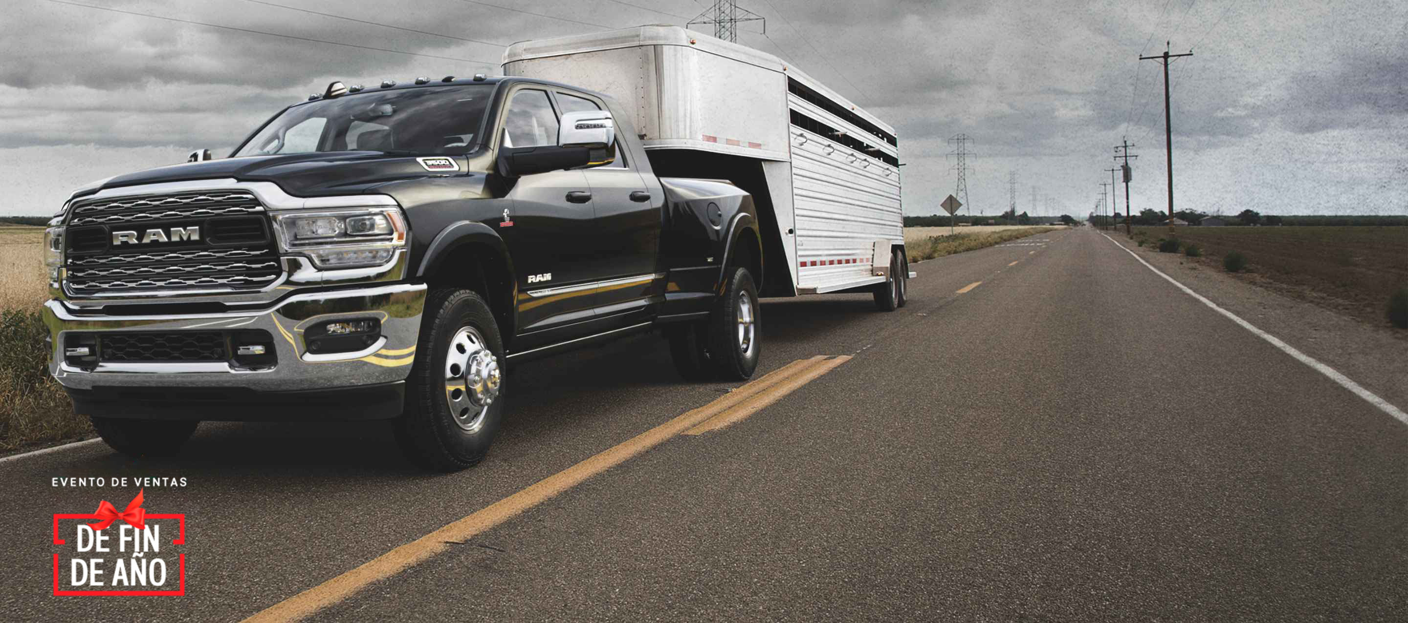Una Ram 3500 Limited Mega Cab 2024 negra circulando por una carretera, acarreando un gran remolque de viaje de quinta rueda. El fondo está borroso. Evento de ventas de actualización de precios Freedom Of Choice.
