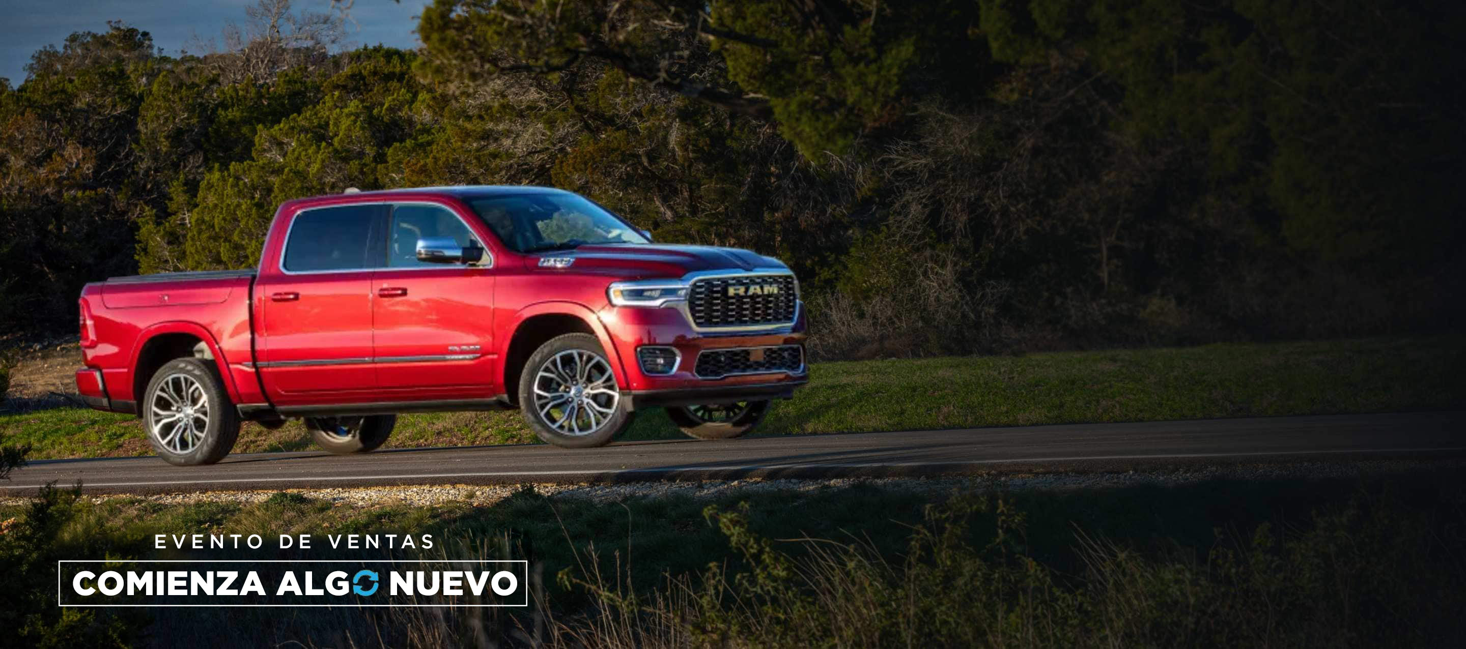 Una Ram 1500 Tungsten 4x4 Crew Cab 2025 roja circulando por un camino rural. El evento de ventas “Comienza algo nuevo”.