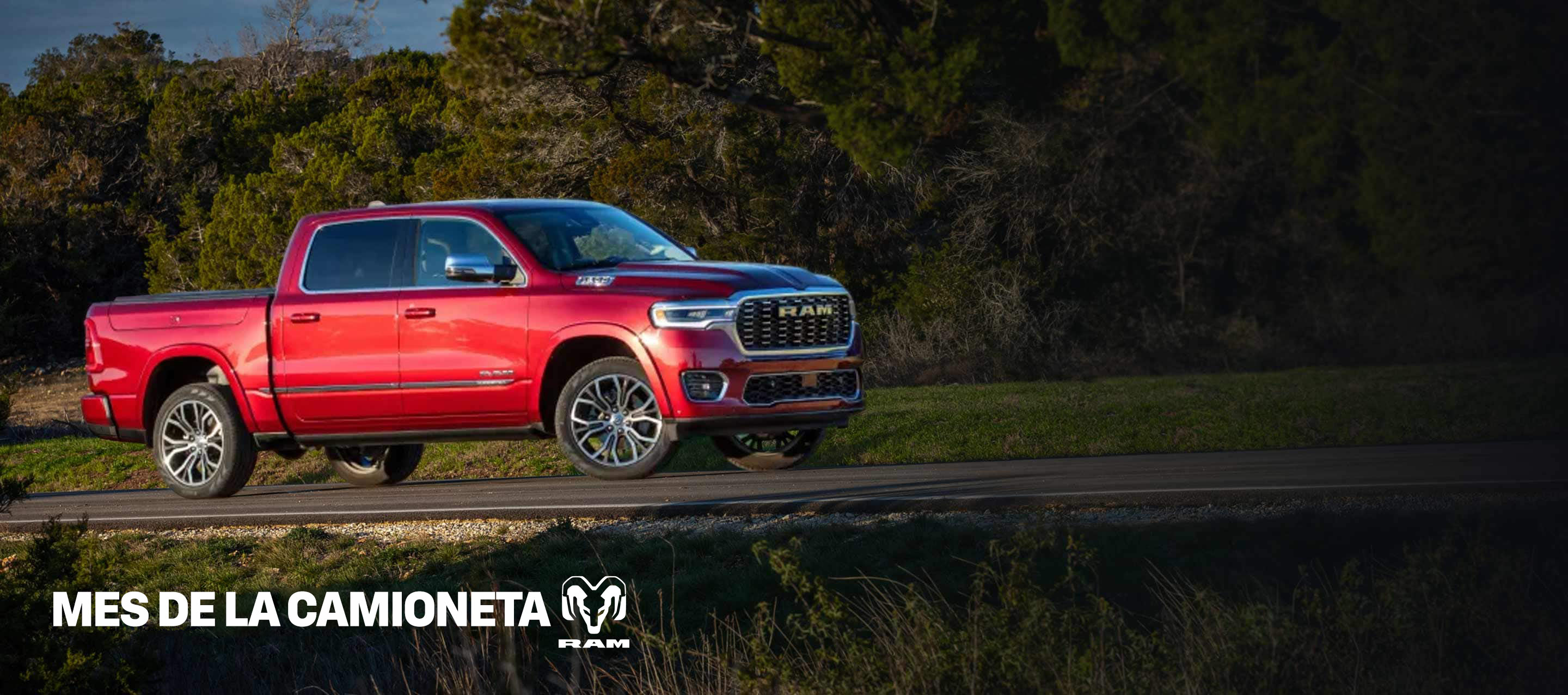 Una Ram 1500 Tungsten 4x4 Crew Cab 2025 roja circulando por un camino rural. Evento de ventas "Camioneta del mes".