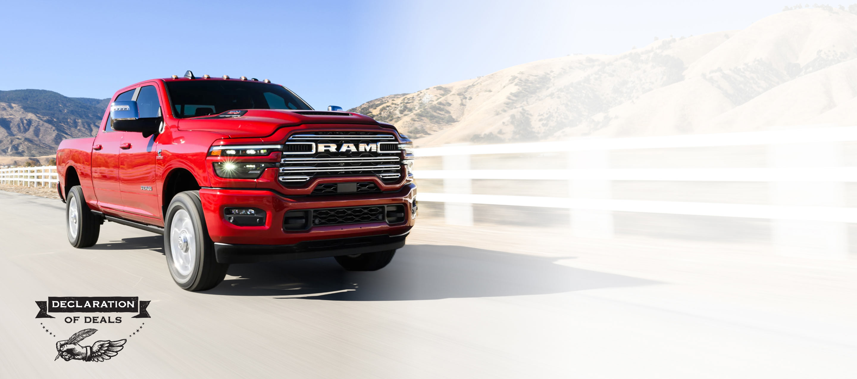 Una Ram 2500 Laramie 4x4 Crew Cab 2025 roja circulando por una carretera, al costado de un rancho en el desierto. Evento de ventas Declaración de ofertas.