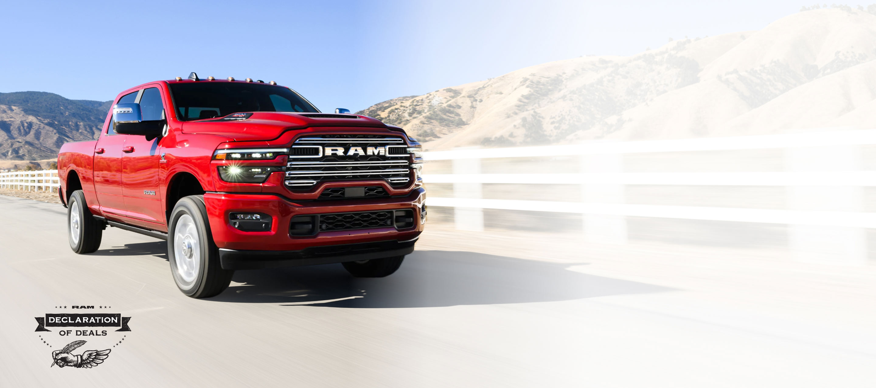 Una Ram 2500 Laramie 4x4 Crew Cab 2025 roja circulando por una carretera, al costado de un rancho en el desierto. Evento de ventas Declaración de ofertas.