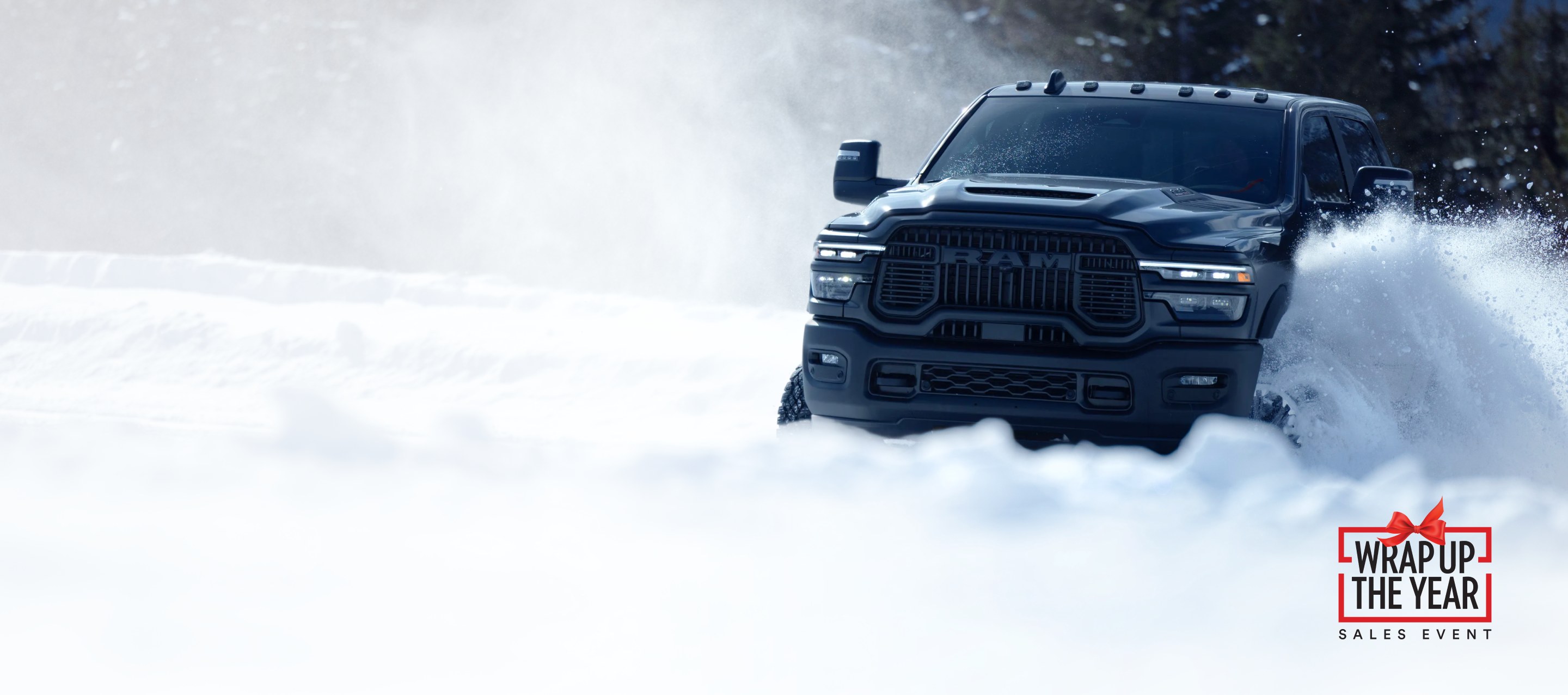 Una Ram 2500 Tradesman 4x4 Crew Cab 2025 blanca acarreando una pala mecánica sobre un remolque de plataforma plana por un sitio de construcción lodoso. Evento de ventas de Fin de año.