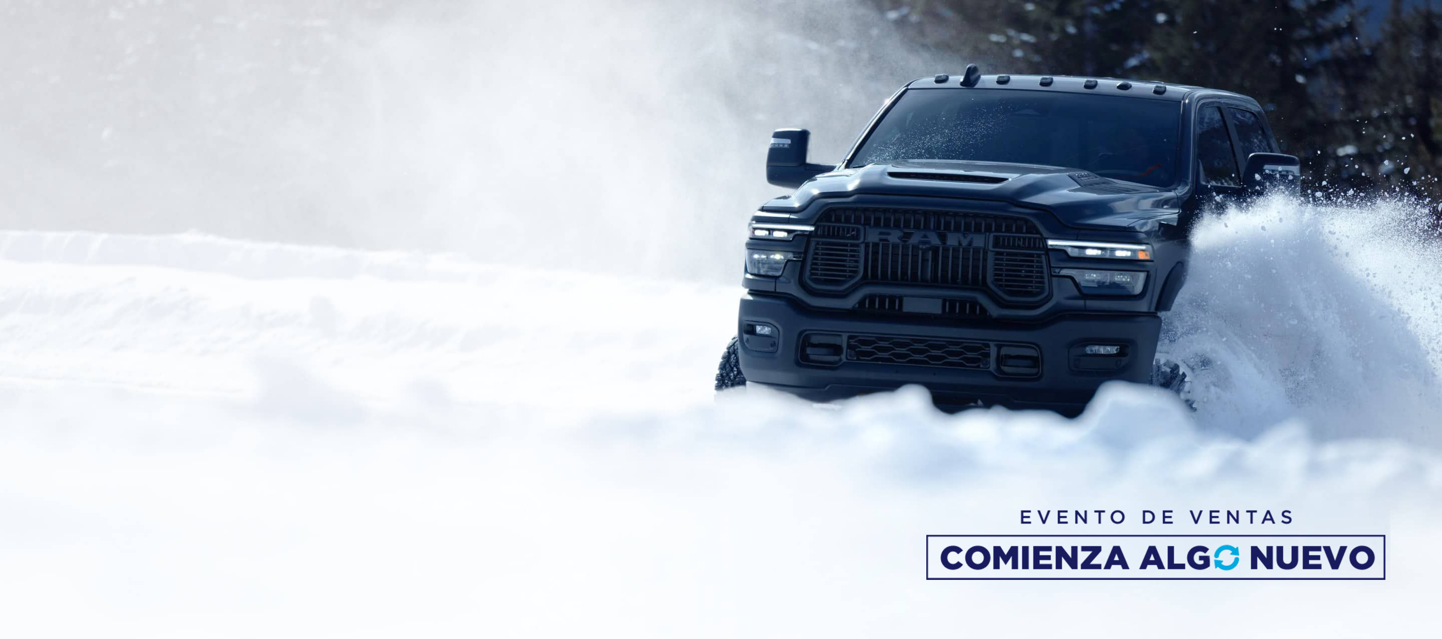 Una Ram 2500 Rebel 4x4 Crew Cab 2025 en color gris avanzando por nieve profunda en un bosque. Evento Comienza algo nuevo.