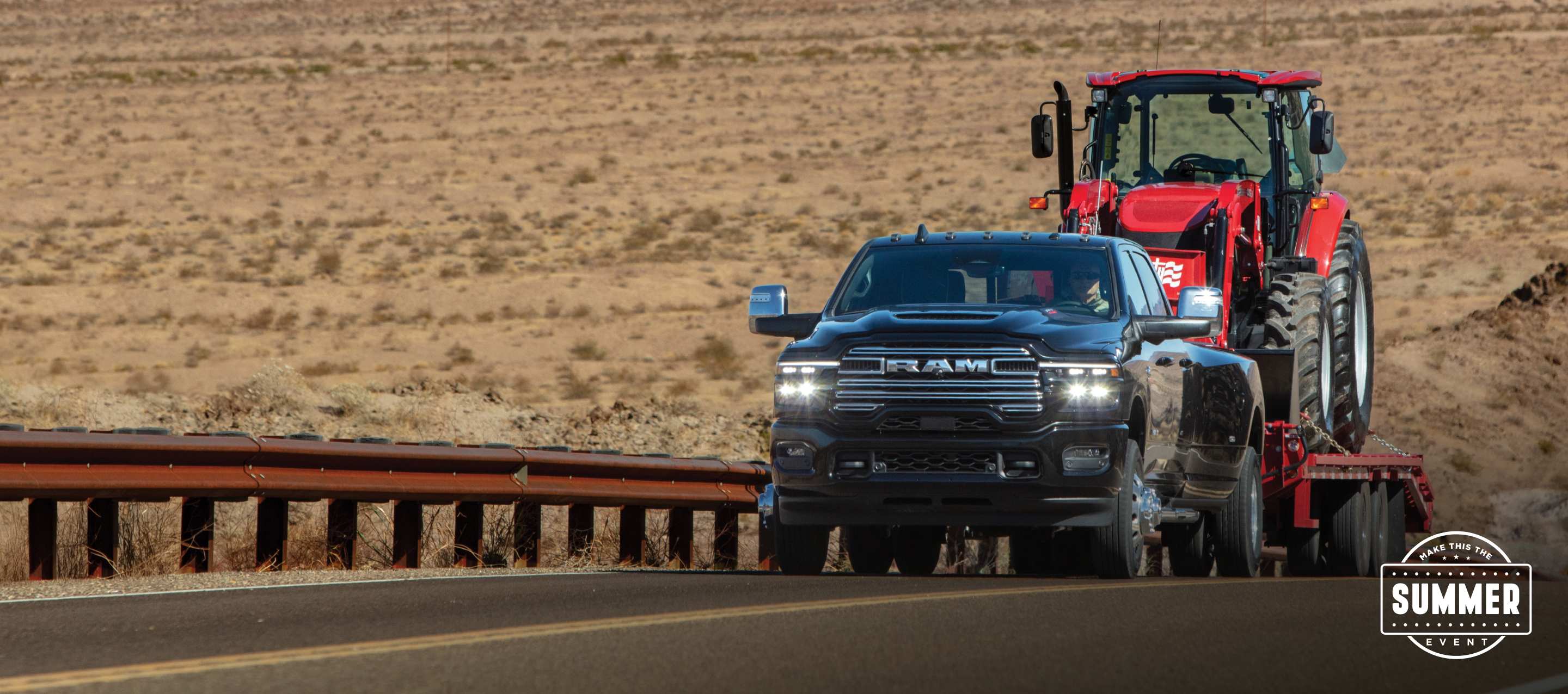 Una Ram 3500 Limited 4x4 Crew Cab 2025 con un remolque de quinta rueda circulando por una carretera en el desierto. Conviértelo en el evento del verano.