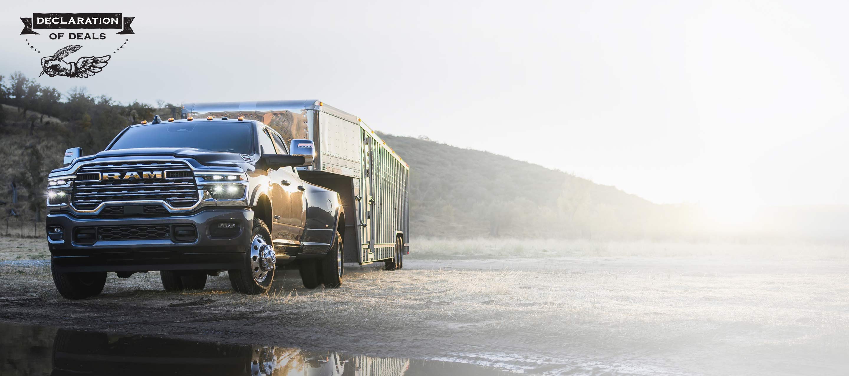 Una Ram 3500 Laramie 4x4 Crew Cab 2025 roja remolcando un contenedor cerrado. Evento de ventas Declaración de ofertas.