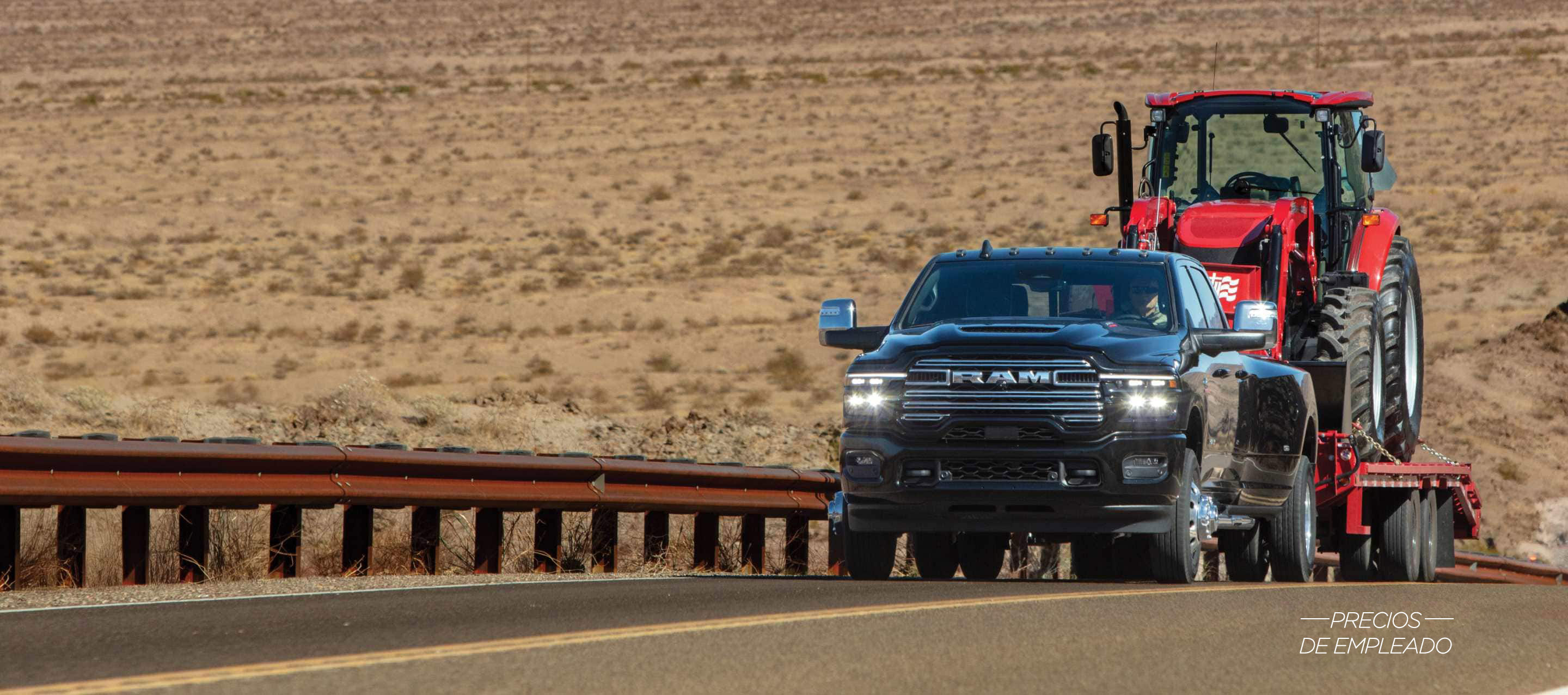 Una Ram 3500 Limited 4x4 Crew Cab 2025 con un remolque de quinta rueda circulando por una carretera en el desierto. Evento de ventas Precios de empleado.