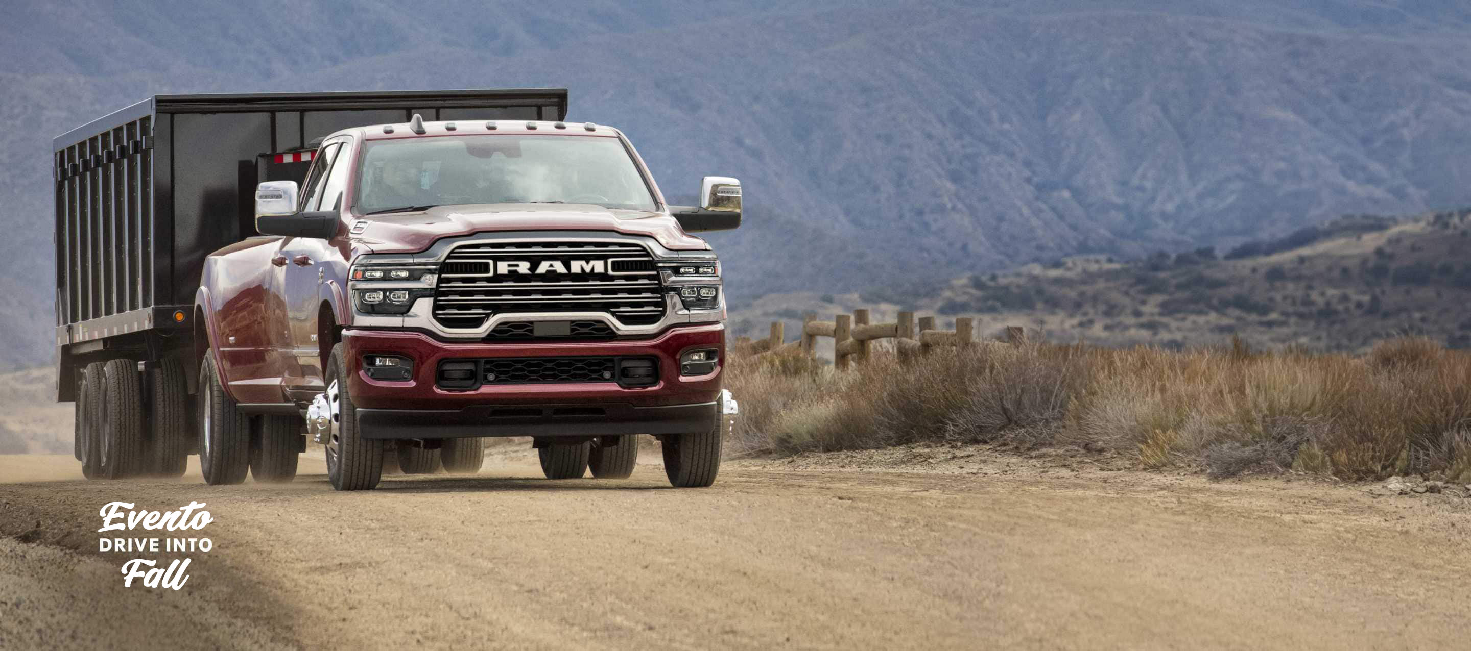 Una Ram 3500 Laramie 4x4 Crew Cab 2025 roja remolcando un contenedor cerrado. Evento de ventas Drive Into Fall.