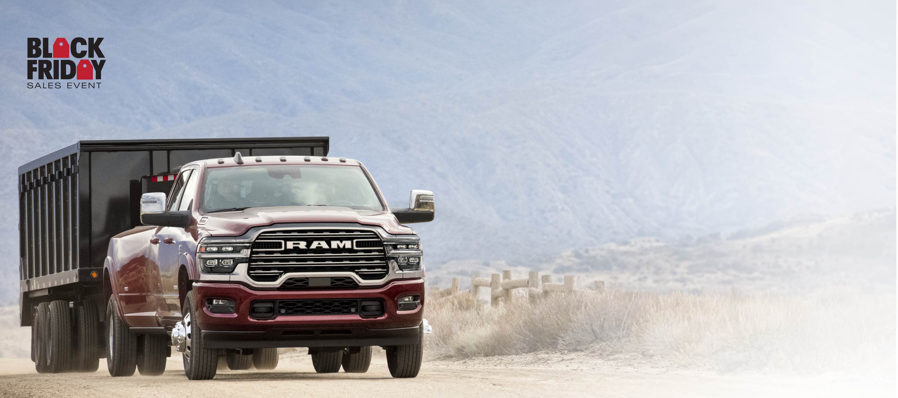 Una Ram 3500 Laramie 4x4 Crew Cab 2025 roja remolcando un contenedor cerrado. Evento de ventas Black Friday.