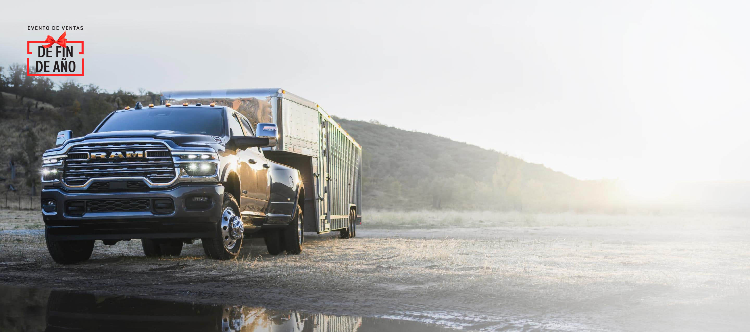 Una Ram 3500 Laramie 4x4 Crew Cab 2025 roja remolcando un contenedor cerrado. Evento de ventas de Fin de año.