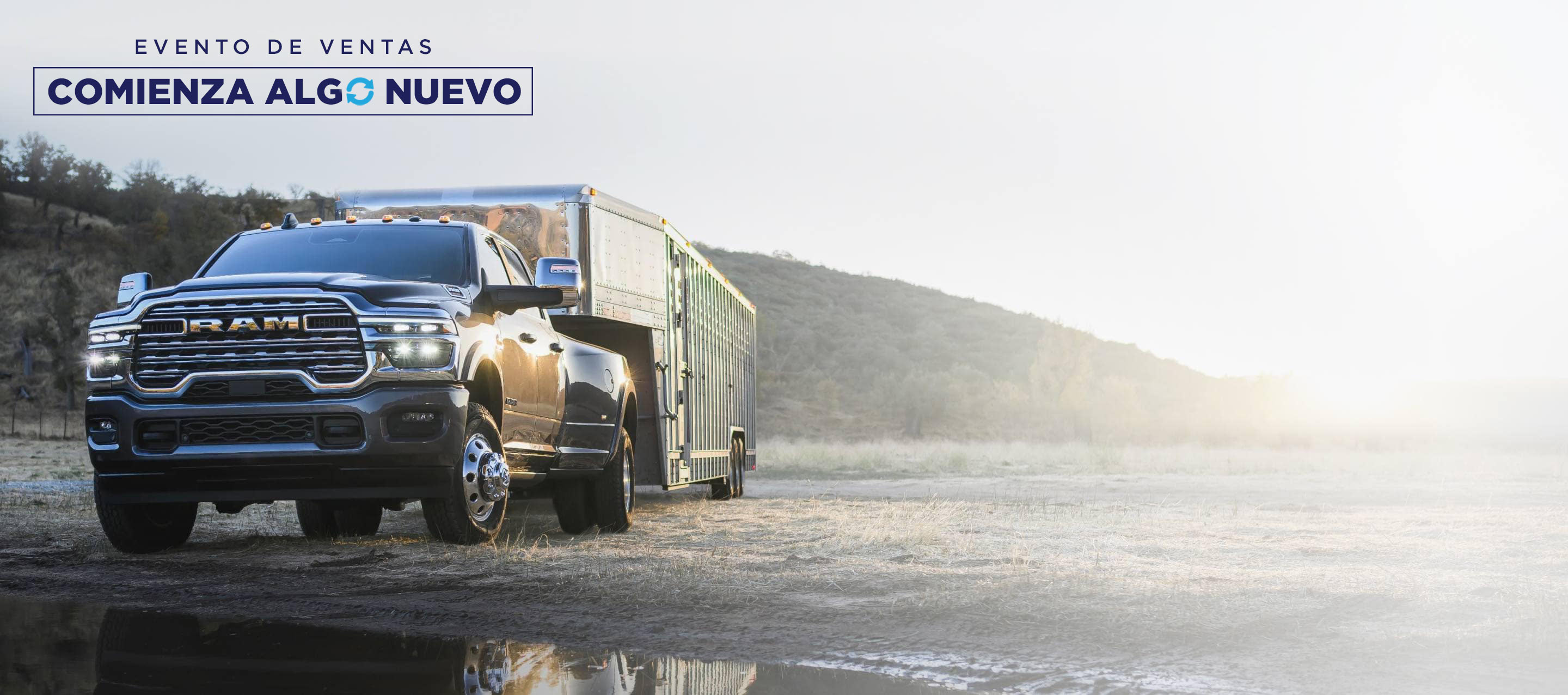 Una Ram 3500 Laramie 4x4 Crew Cab 2025 roja remolcando un contenedor cerrado. Evento Comienza algo nuevo.