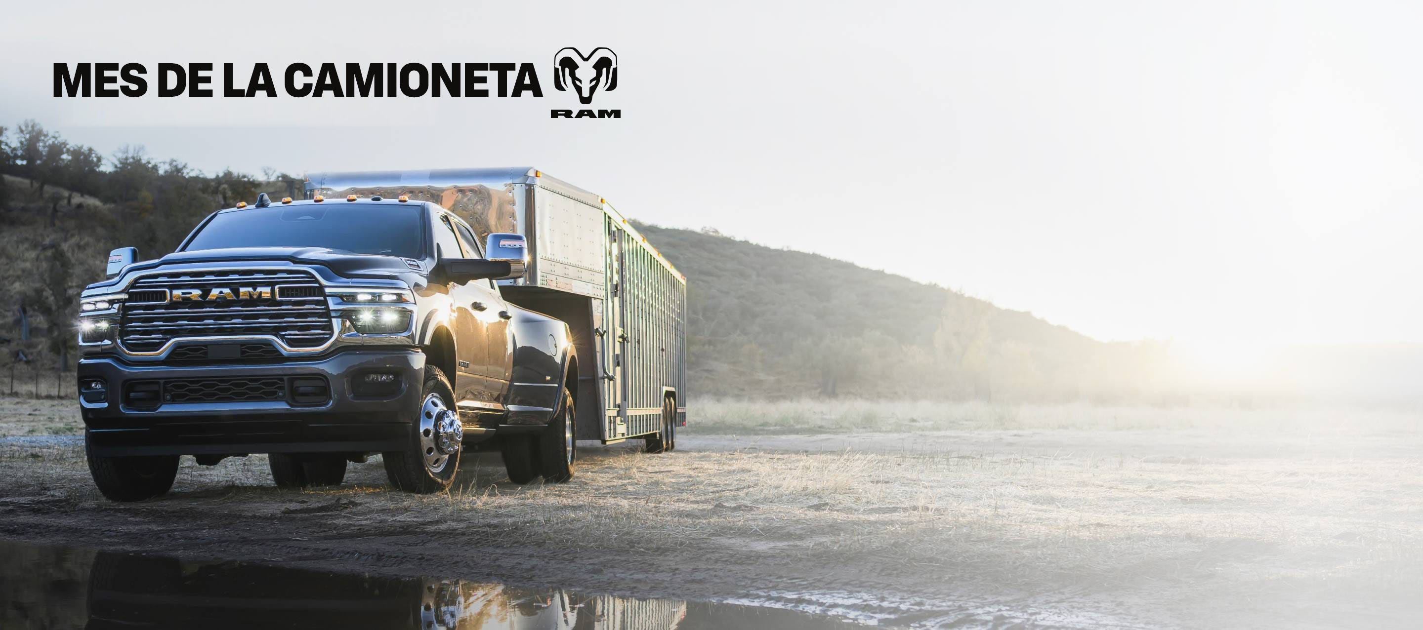 Una Ram 3500 Laramie 4x4 Crew Cab 2025 roja remolcando un contenedor cerrado. Evento comercial "Camioneta del mes".