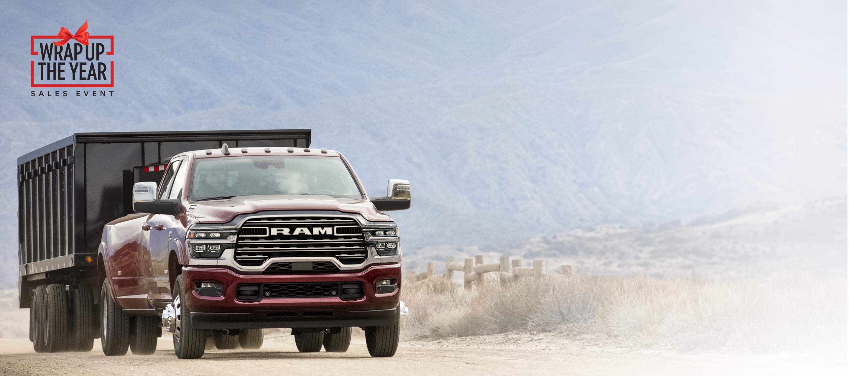 Una Ram 3500 Laramie 4x4 Crew Cab 2025 roja remolcando un contenedor cerrado. Evento de ventas de Fin de año.