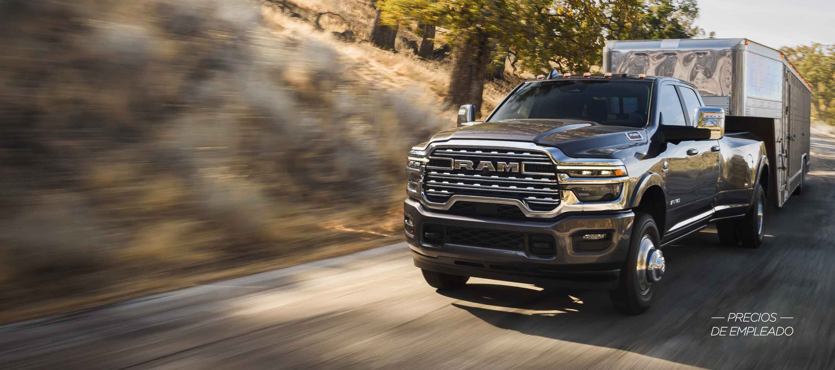 Una Ram 3500 Limited Longhorn 4x4 Crew Cab 2025 gris acarreando un remolque de quinta rueda grande para ganado. Evento de ventas Precios de empleado.