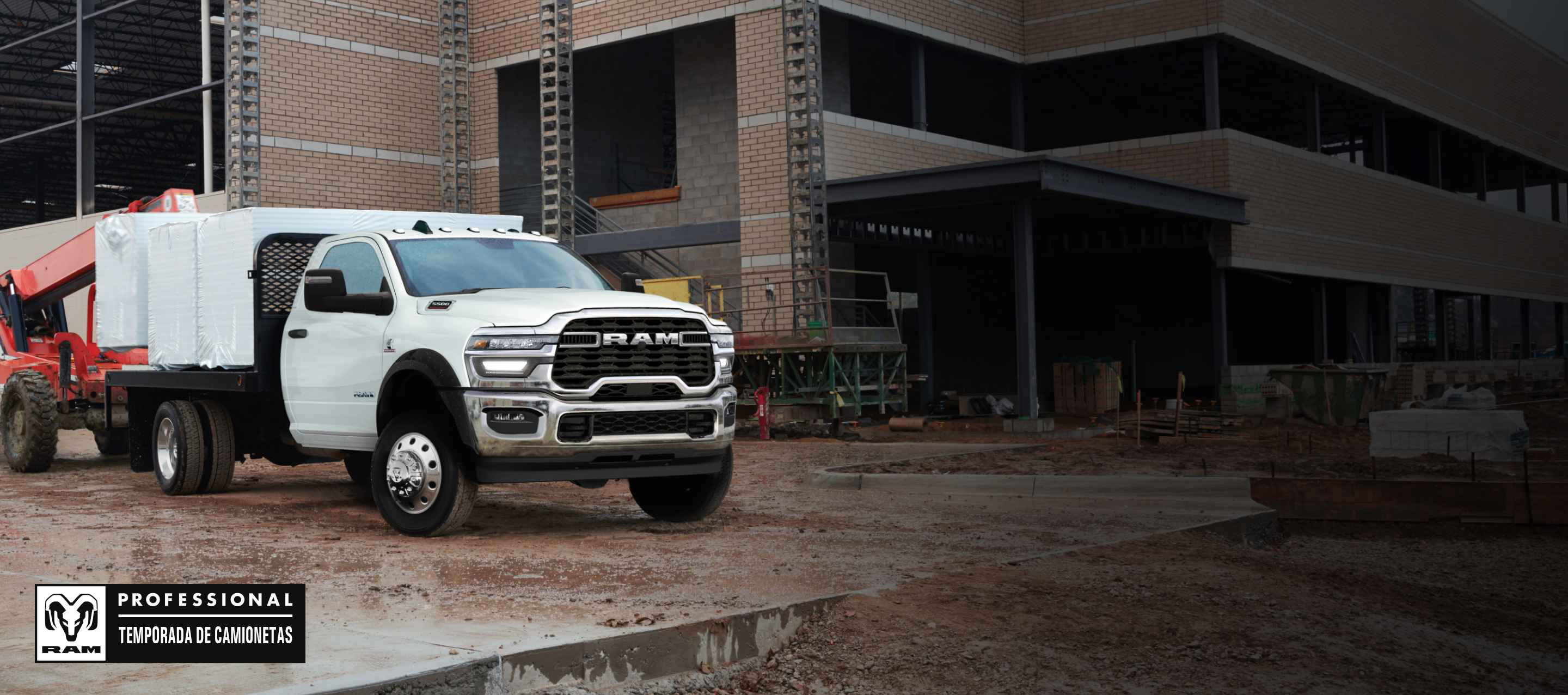 Una Ram 3500 Big Horn 4x4 Chassis Cab Regular Cab 2025 blanca con una mejora de plataforma cargada con materiales de construcción, estacionada en una obra de construcción comercial. Temporada de camionetas Ram Professional.