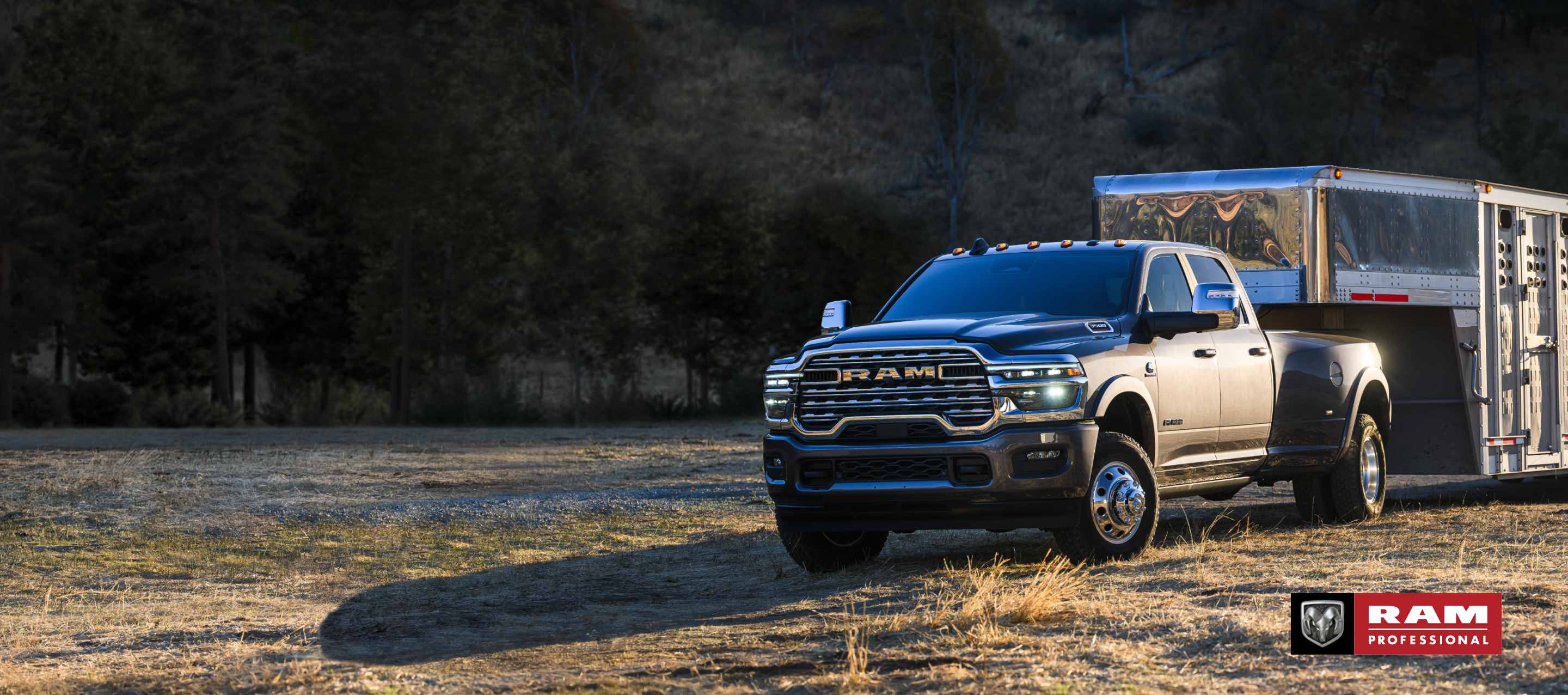 Una Ram 3500 Limited Longhorn 4x4 Crew Cab 2025 gris acarreando un remolque de quinta rueda grande para ganado. Ram Professional.